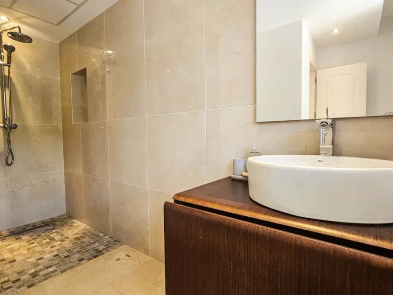Experience luxury in this refurbished and modified semi-detached home featuring 4 bedrooms, 4 bathrooms, multiple terraces, and breathtaking panoramic views. Enjoy a private garden, private pool, and roof terrace with jacuzzi—all in a tranquil, private lo