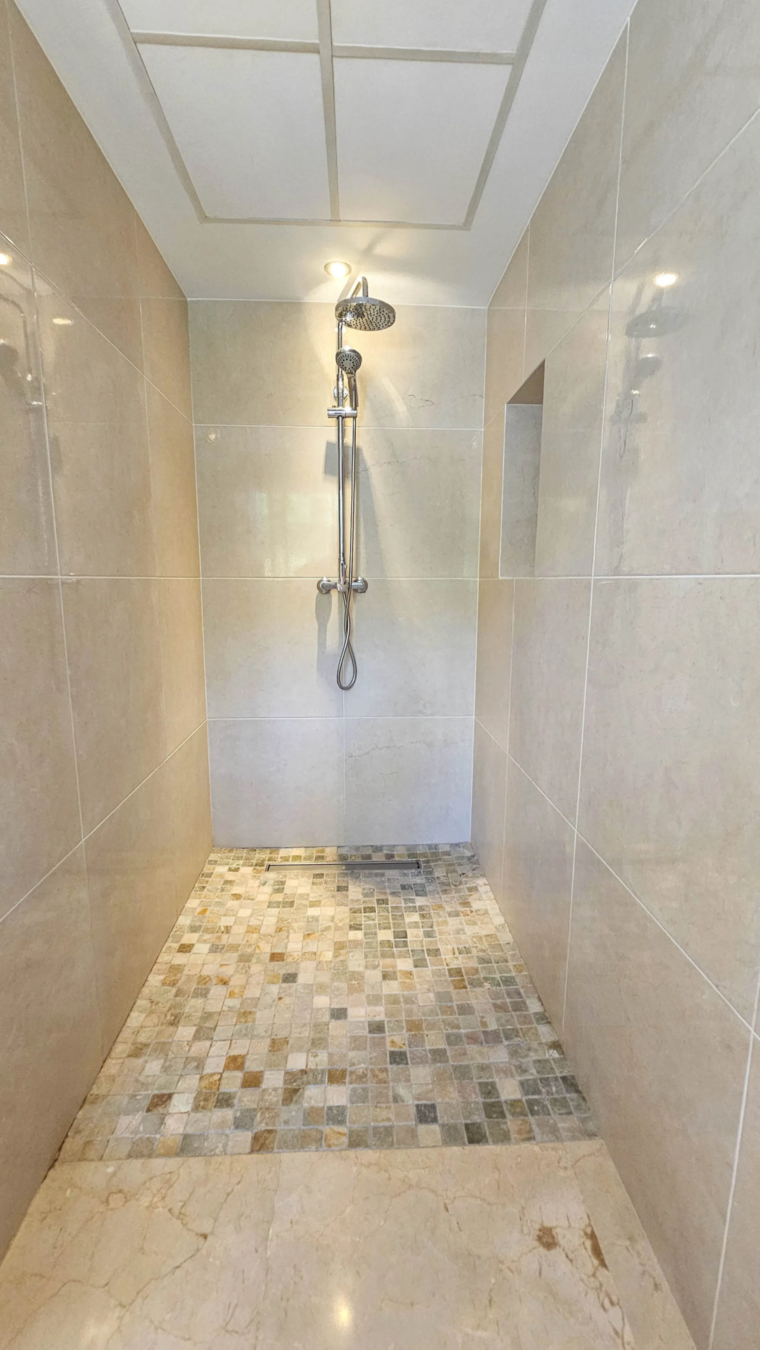Experience luxury in this refurbished and modified semi-detached home featuring 4 bedrooms, 4 bathrooms, multiple terraces, and breathtaking panoramic views. Enjoy a private garden, private pool, and roof terrace with jacuzzi—all in a tranquil, private lo