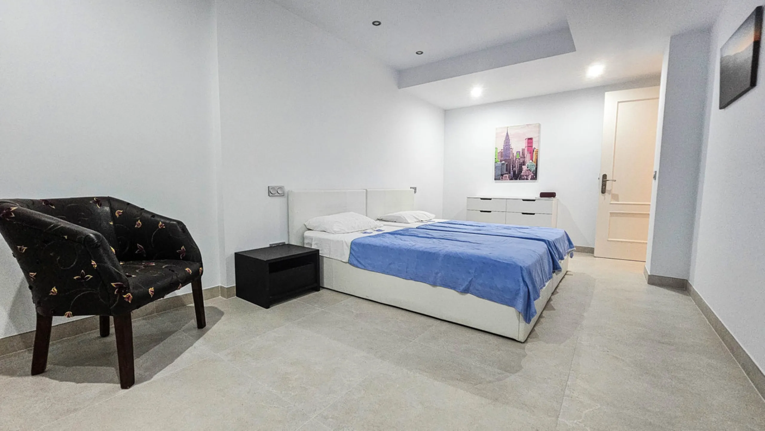 Experience luxury in this refurbished and modified semi-detached home featuring 4 bedrooms, 4 bathrooms, multiple terraces, and breathtaking panoramic views. Enjoy a private garden, private pool, and roof terrace with jacuzzi—all in a tranquil, private lo