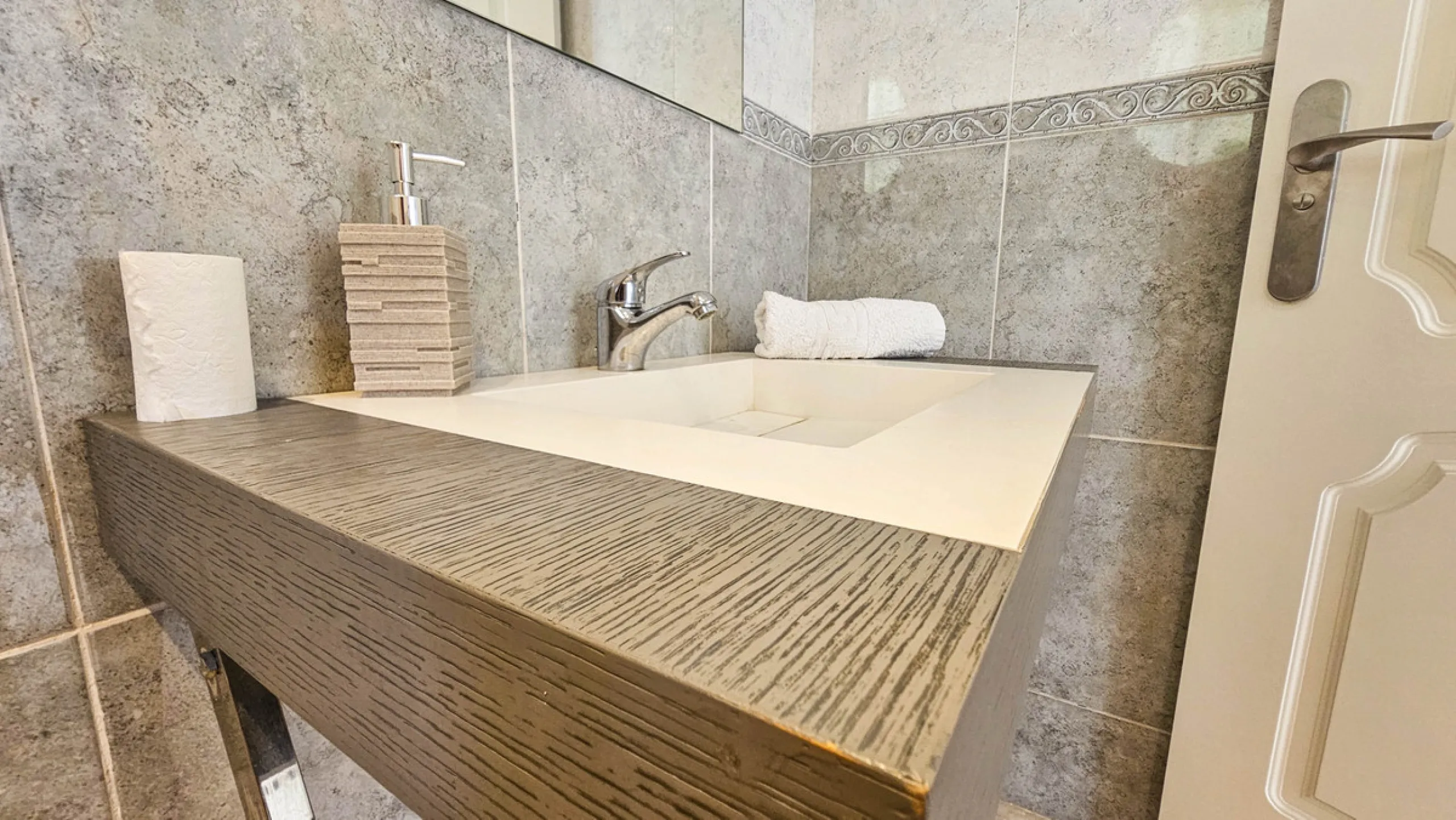 Experience luxury in this refurbished and modified semi-detached home featuring 4 bedrooms, 4 bathrooms, multiple terraces, and breathtaking panoramic views. Enjoy a private garden, private pool, and roof terrace with jacuzzi—all in a tranquil, private lo