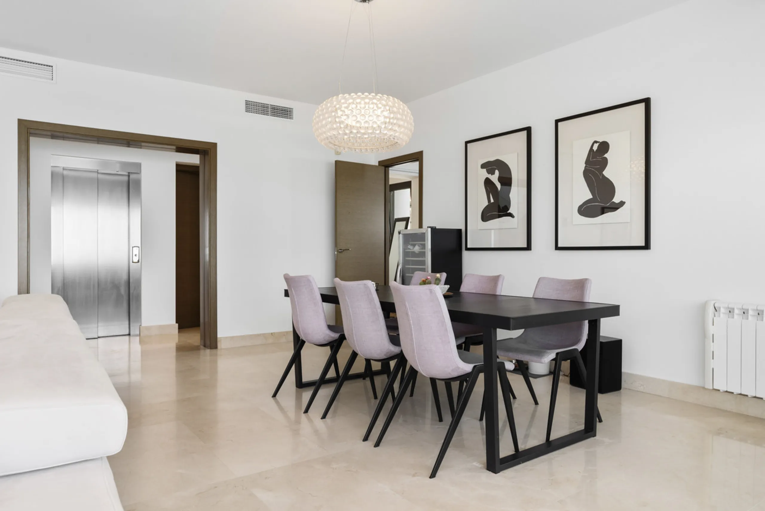 Set within the exclusive Atalaya Fairways community of Benahavís, this stunning contemporary villa offers a rare combination of elegance, privacy, and breathtaking views.