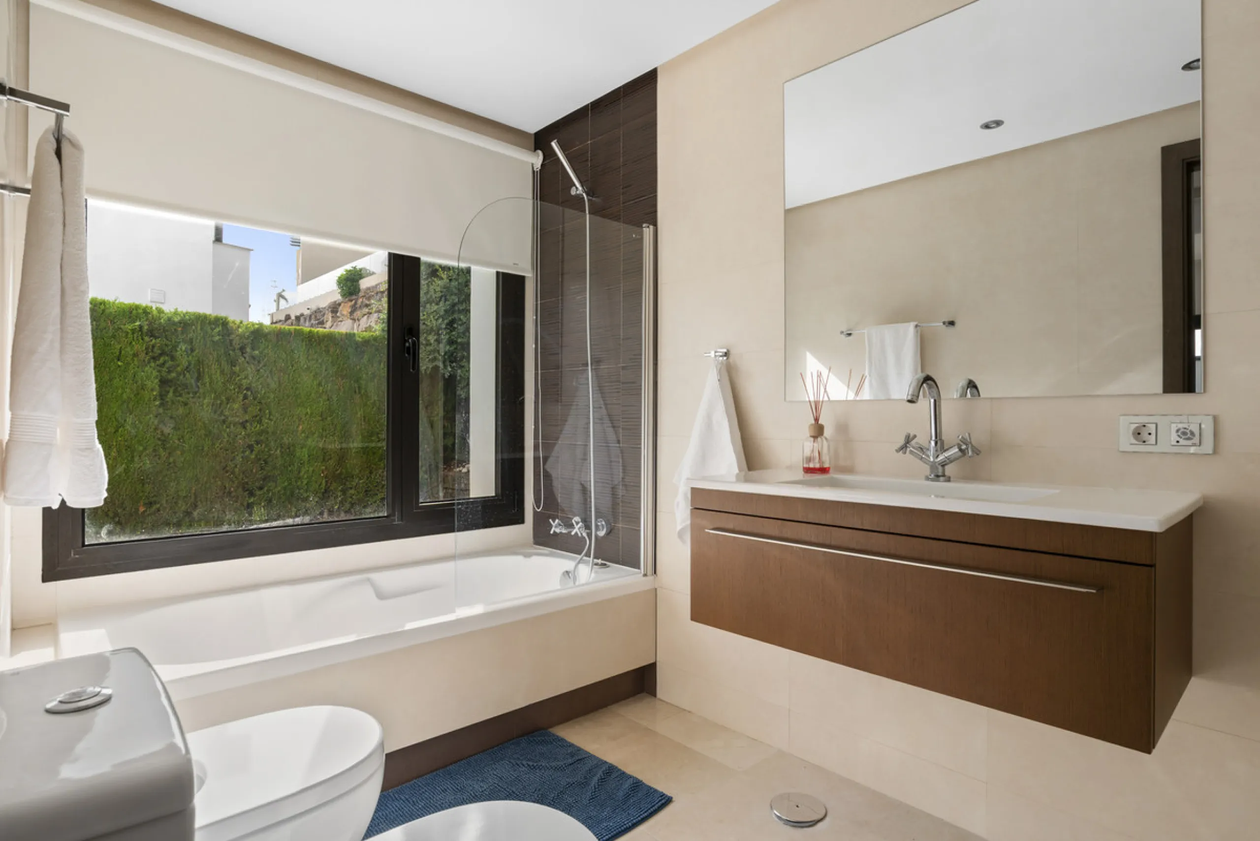 Set within the exclusive Atalaya Fairways community of Benahavís, this stunning contemporary villa offers a rare combination of elegance, privacy, and breathtaking views.
