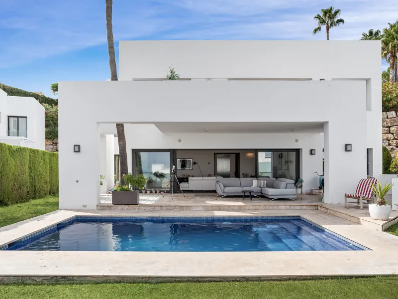 Set within the exclusive Atalaya Fairways community of Benahavís, this stunning contemporary villa offers a rare combination of elegance, privacy, and breathtaking views.
