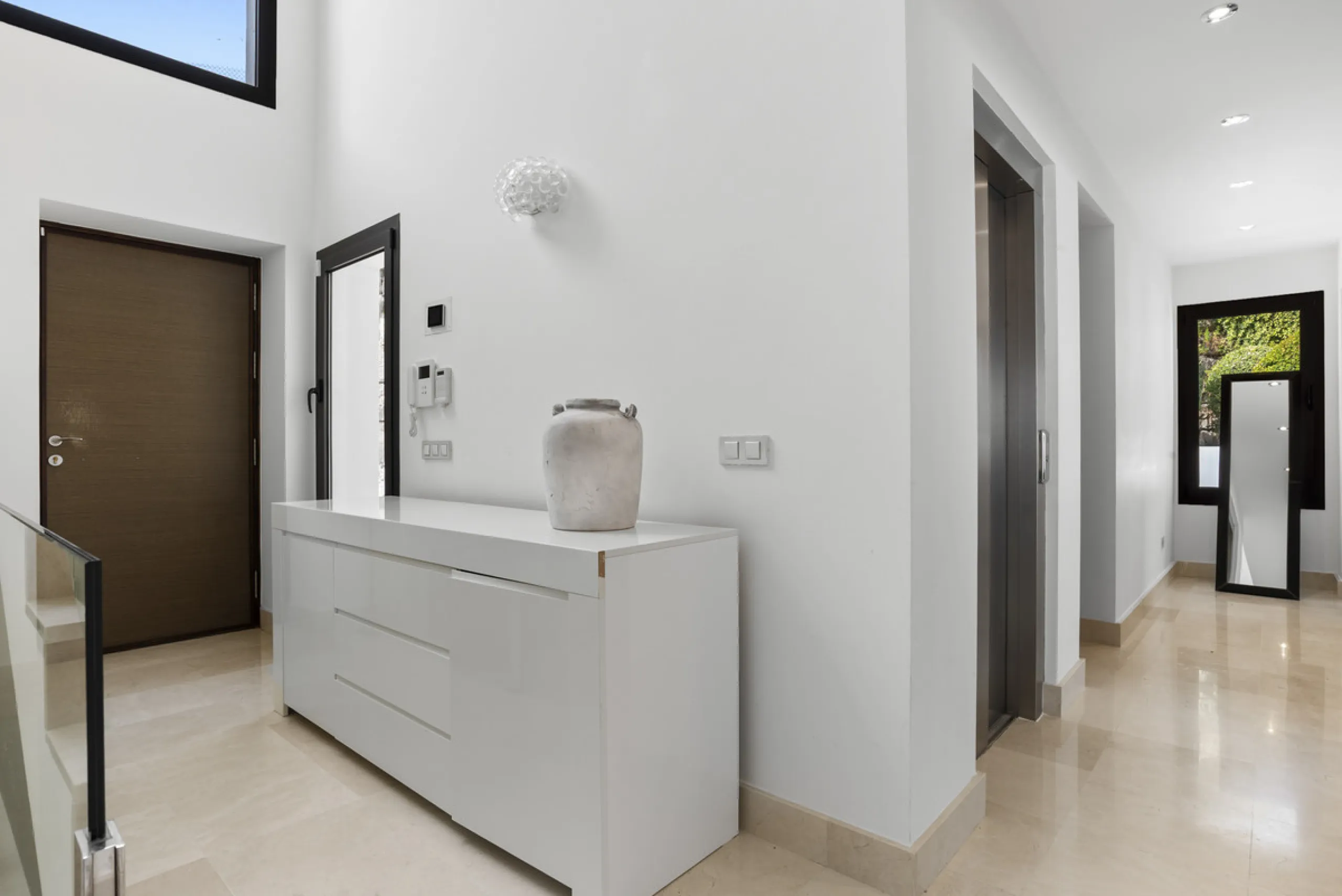 Set within the exclusive Atalaya Fairways community of Benahavís, this stunning contemporary villa offers a rare combination of elegance, privacy, and breathtaking views.
