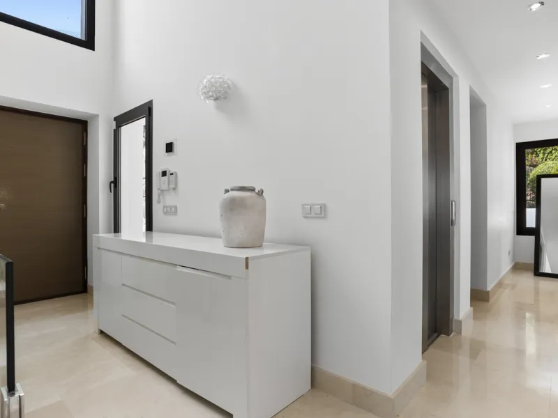 Set within the exclusive Atalaya Fairways community of Benahavís, this stunning contemporary villa offers a rare combination of elegance, privacy, and breathtaking views.