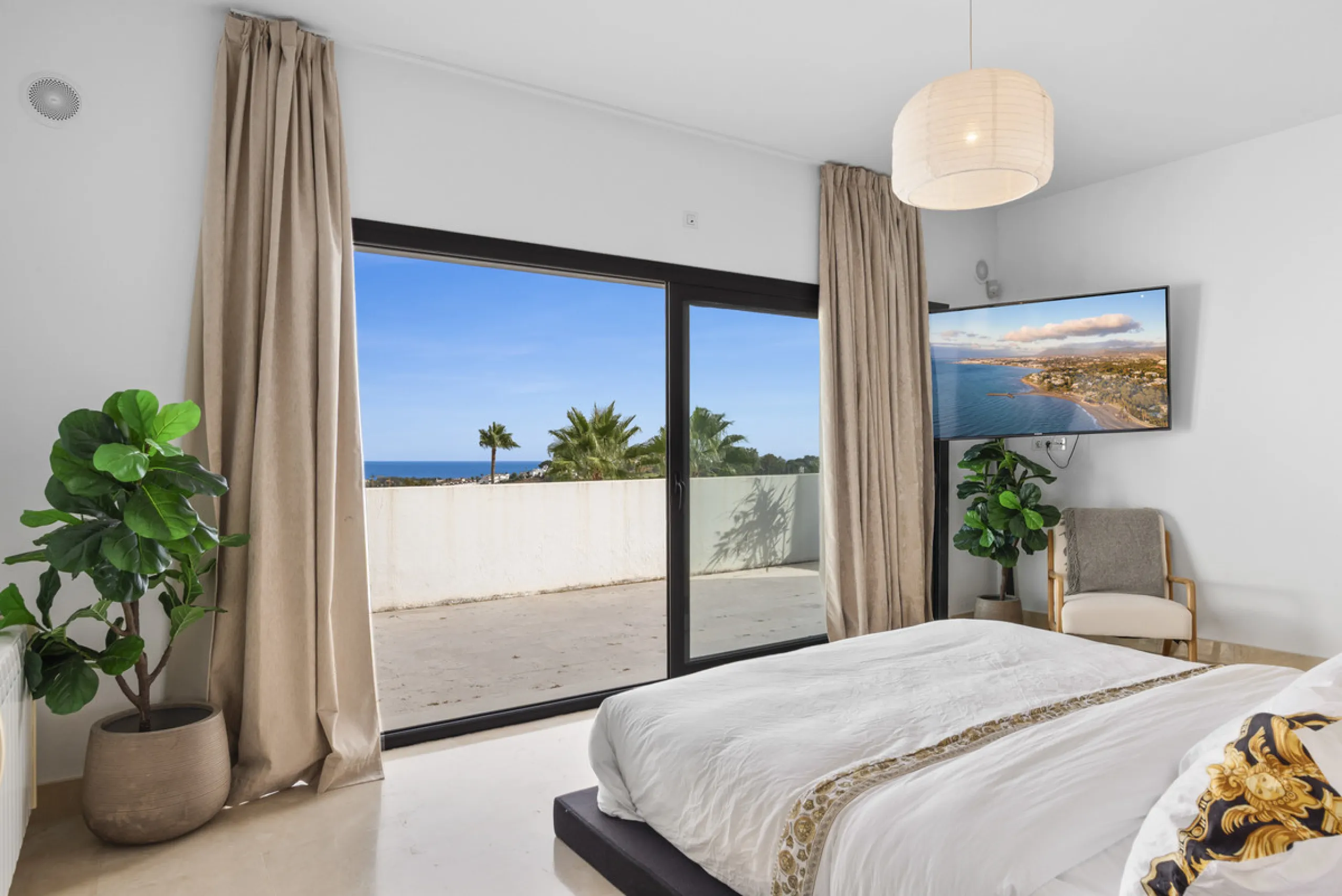Set within the exclusive Atalaya Fairways community of Benahavís, this stunning contemporary villa offers a rare combination of elegance, privacy, and breathtaking views.