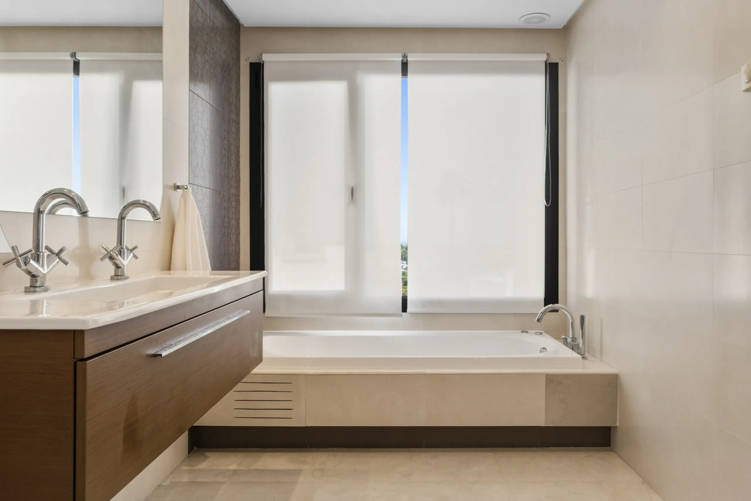 Set within the exclusive Atalaya Fairways community of Benahavís, this stunning contemporary villa offers a rare combination of elegance, privacy, and breathtaking views.