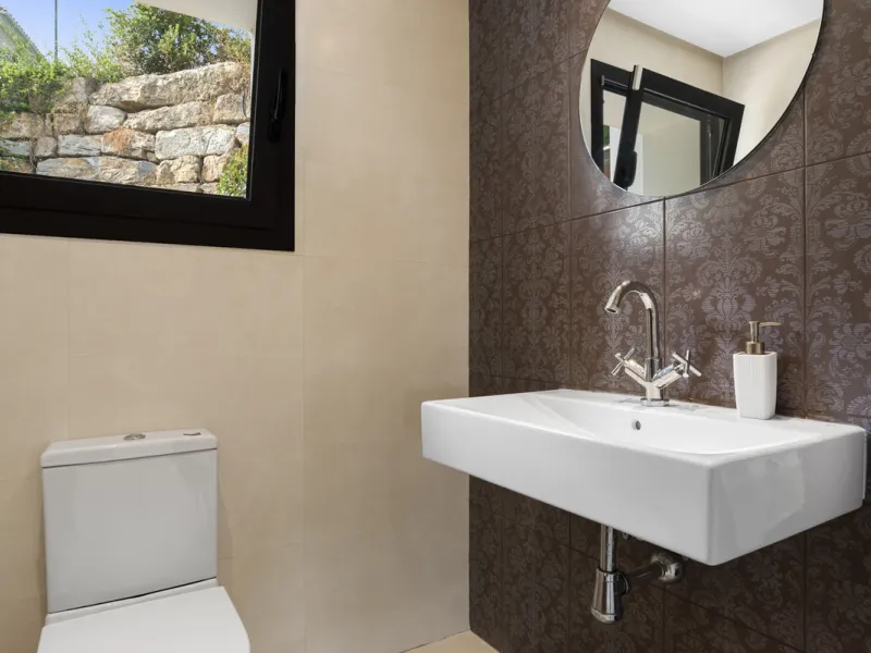 Set within the exclusive Atalaya Fairways community of Benahavís, this stunning contemporary villa offers a rare combination of elegance, privacy, and breathtaking views.