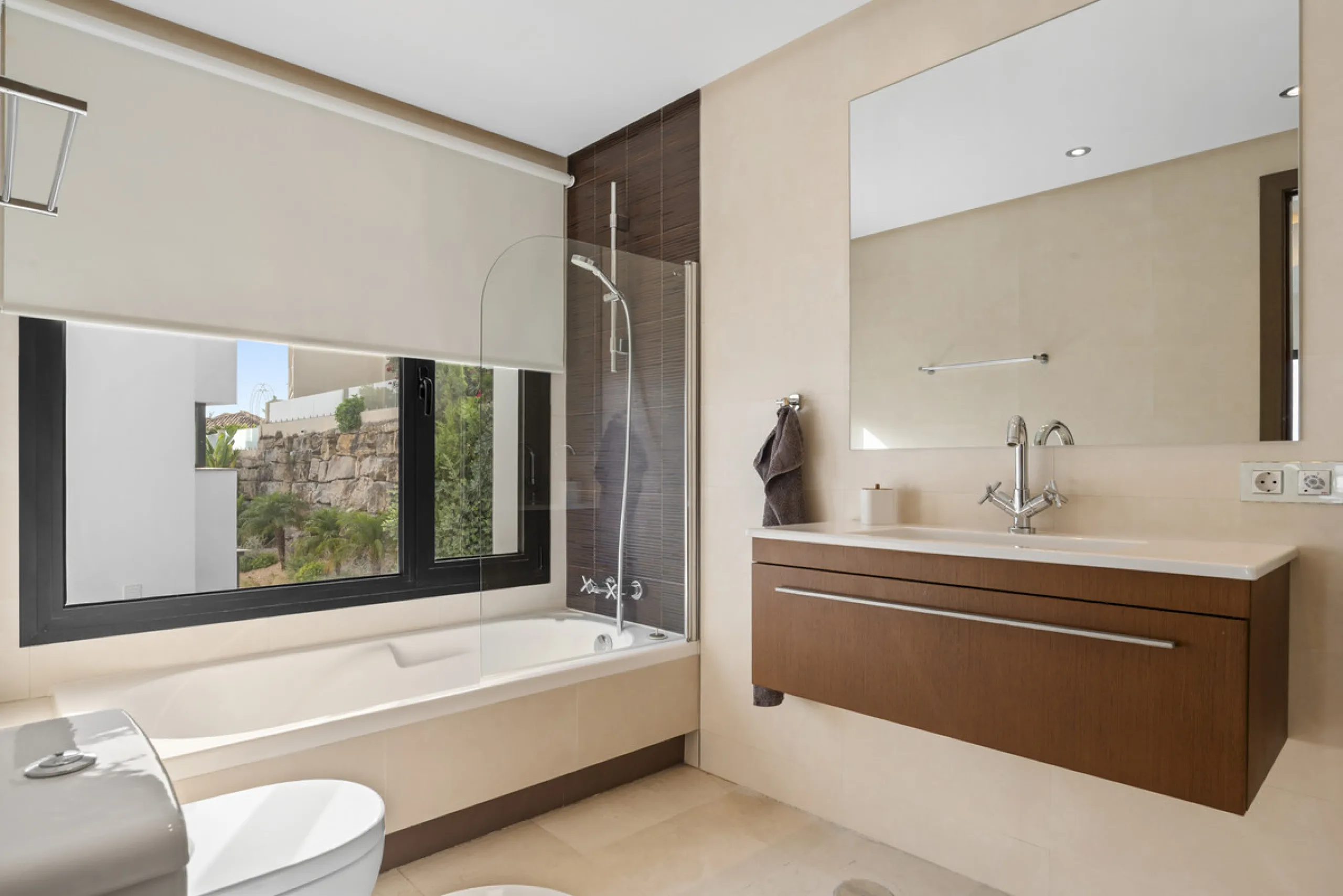 Set within the exclusive Atalaya Fairways community of Benahavís, this stunning contemporary villa offers a rare combination of elegance, privacy, and breathtaking views.