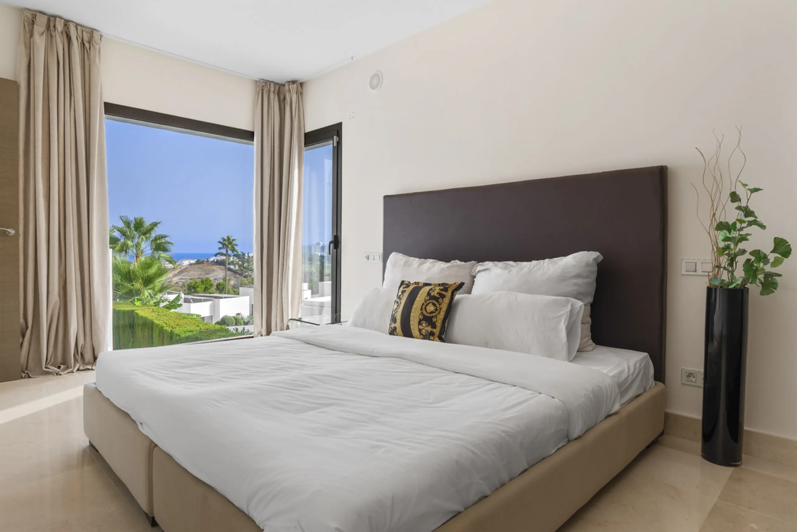 Set within the exclusive Atalaya Fairways community of Benahavís, this stunning contemporary villa offers a rare combination of elegance, privacy, and breathtaking views.
