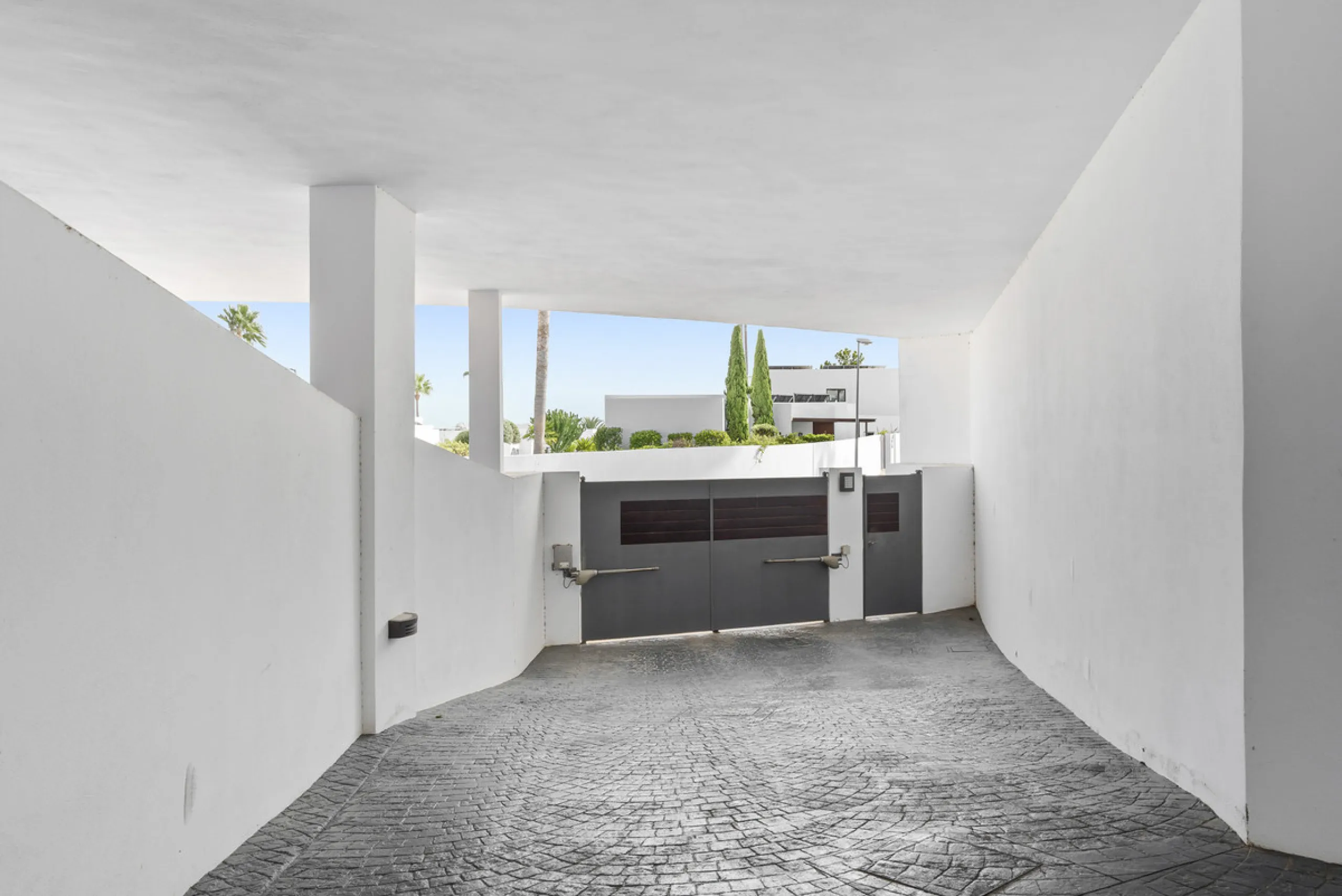 Set within the exclusive Atalaya Fairways community of Benahavís, this stunning contemporary villa offers a rare combination of elegance, privacy, and breathtaking views.