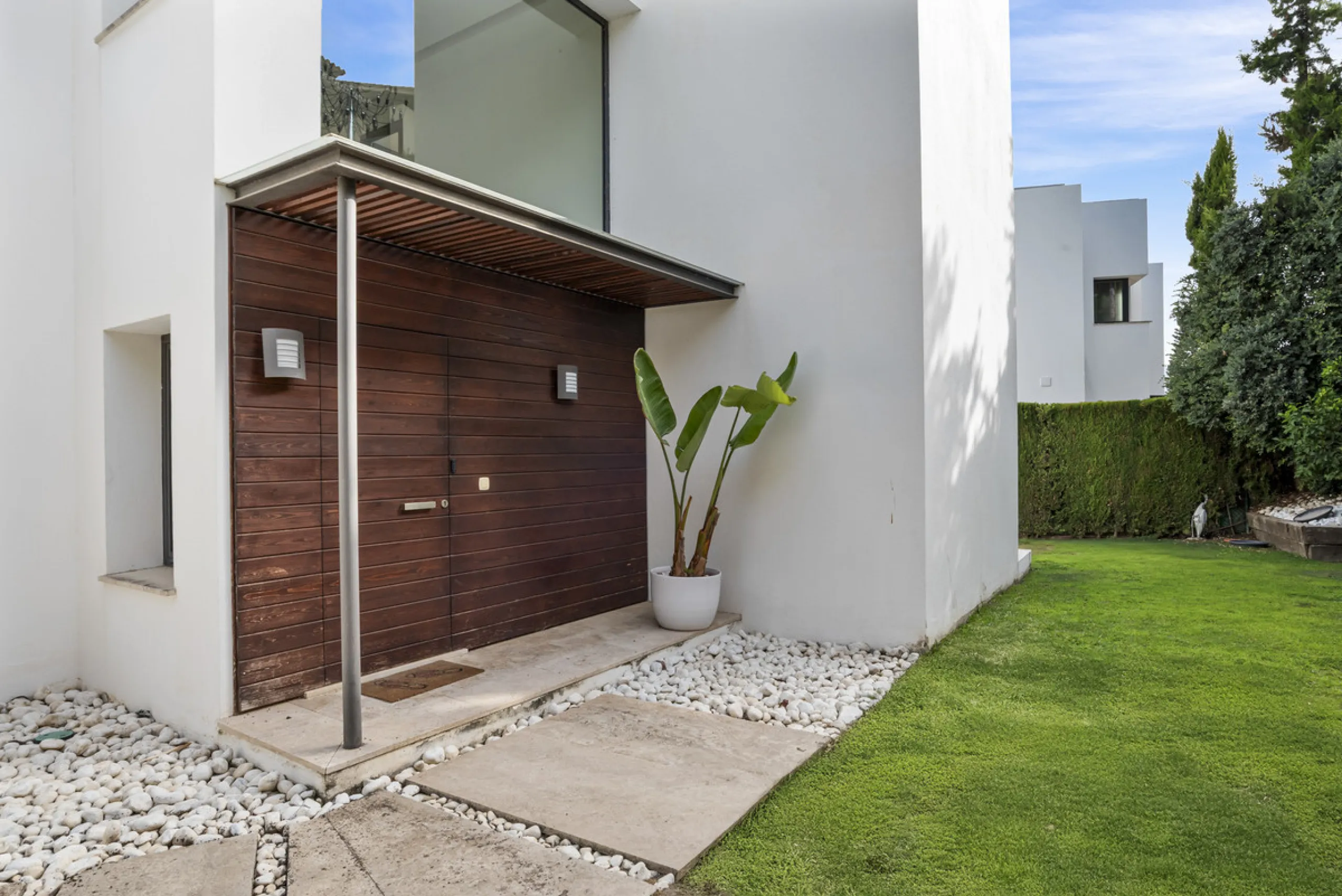 Set within the exclusive Atalaya Fairways community of Benahavís, this stunning contemporary villa offers a rare combination of elegance, privacy, and breathtaking views.