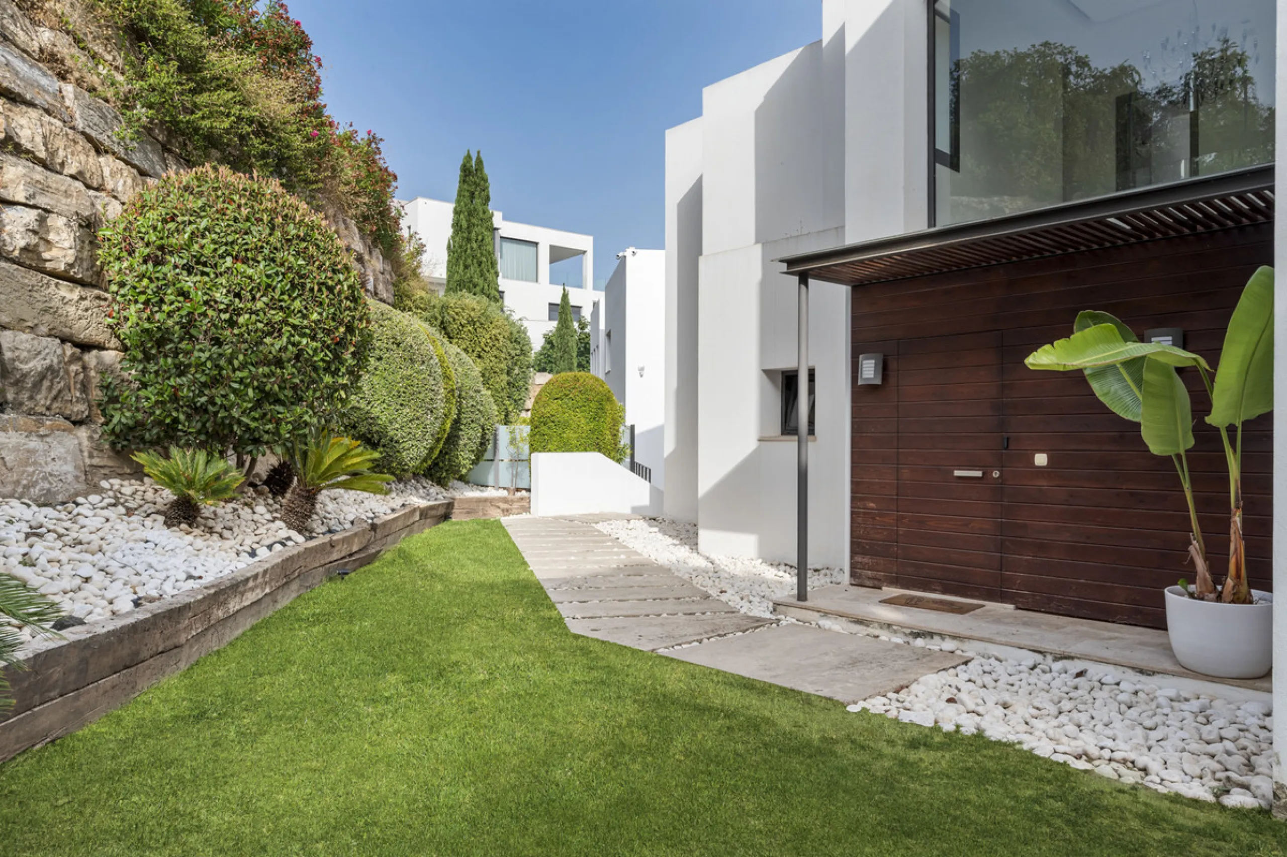 Set within the exclusive Atalaya Fairways community of Benahavís, this stunning contemporary villa offers a rare combination of elegance, privacy, and breathtaking views.