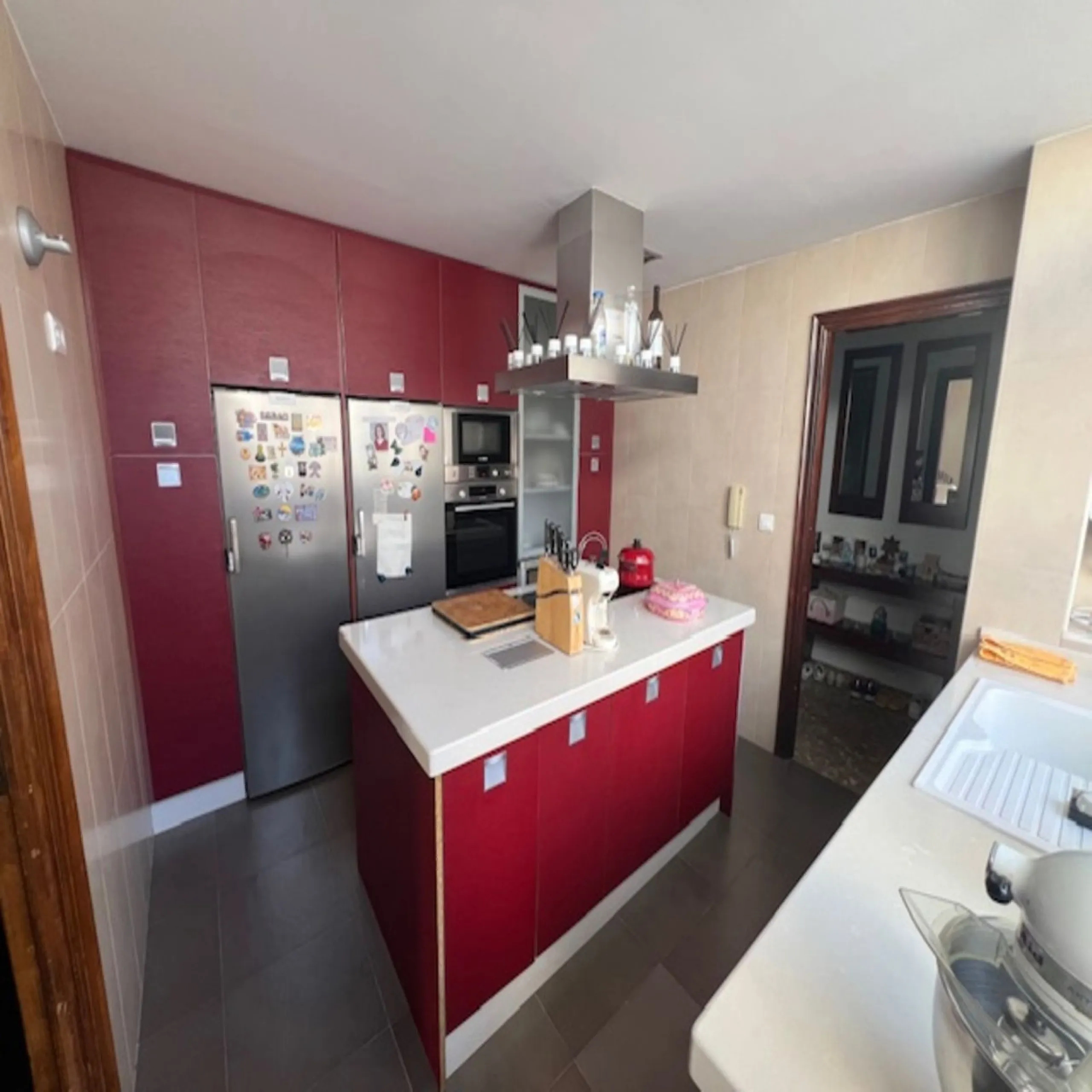 Do you want to live almost in the heart of Malaga but with the tranquility of the outdoors? This home is located in La Trinidad, just a 10-minute walk from downtown Malaga. Surrounded by businesses such as banks, restaurants, supermarkets, all kinds of sh