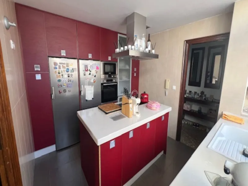 Do you want to live almost in the heart of Malaga but with the tranquility of the outdoors? This home is located in La Trinidad, just a 10-minute walk from downtown Malaga. Surrounded by businesses such as banks, restaurants, supermarkets, all kinds of sh