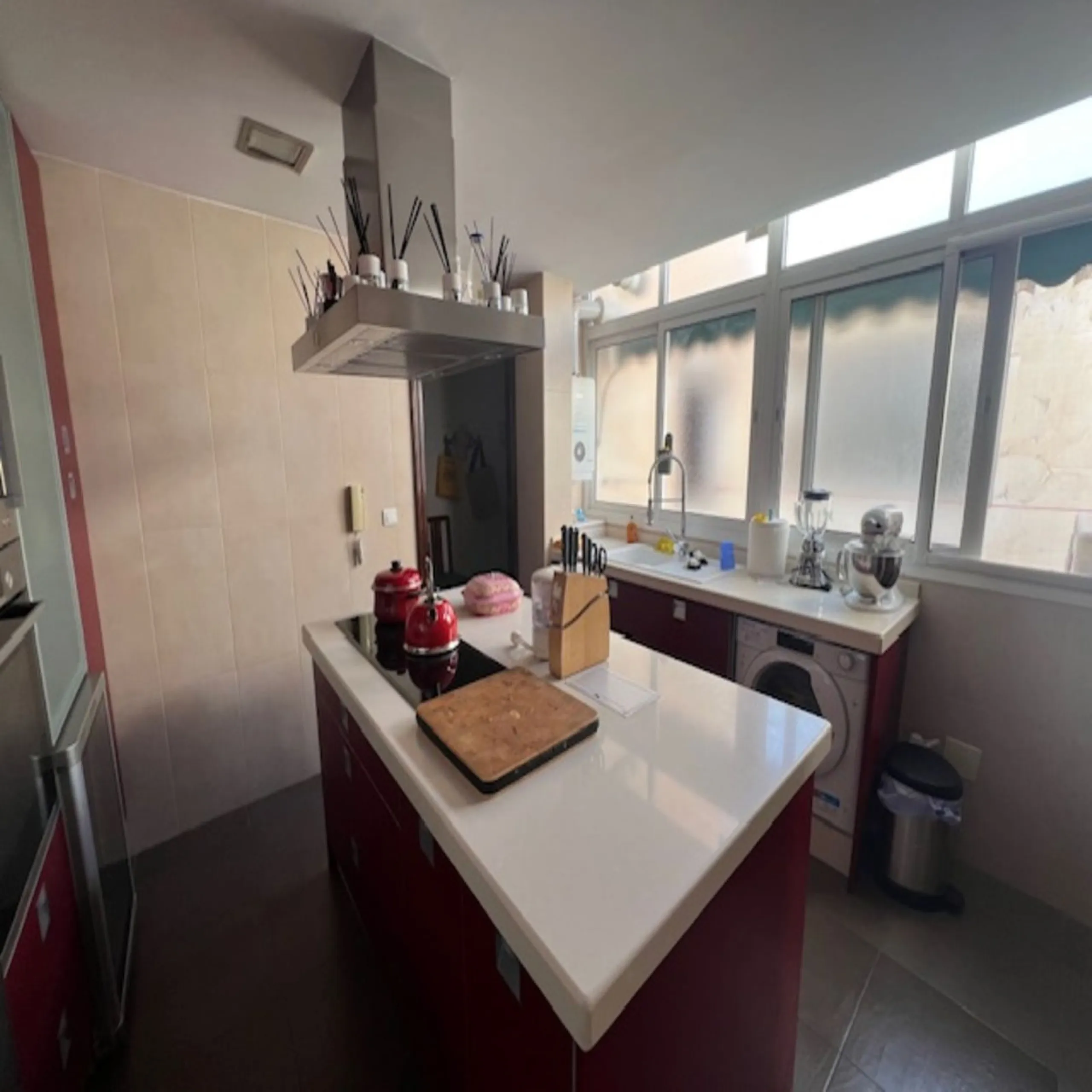 Do you want to live almost in the heart of Malaga but with the tranquility of the outdoors? This home is located in La Trinidad, just a 10-minute walk from downtown Malaga. Surrounded by businesses such as banks, restaurants, supermarkets, all kinds of sh