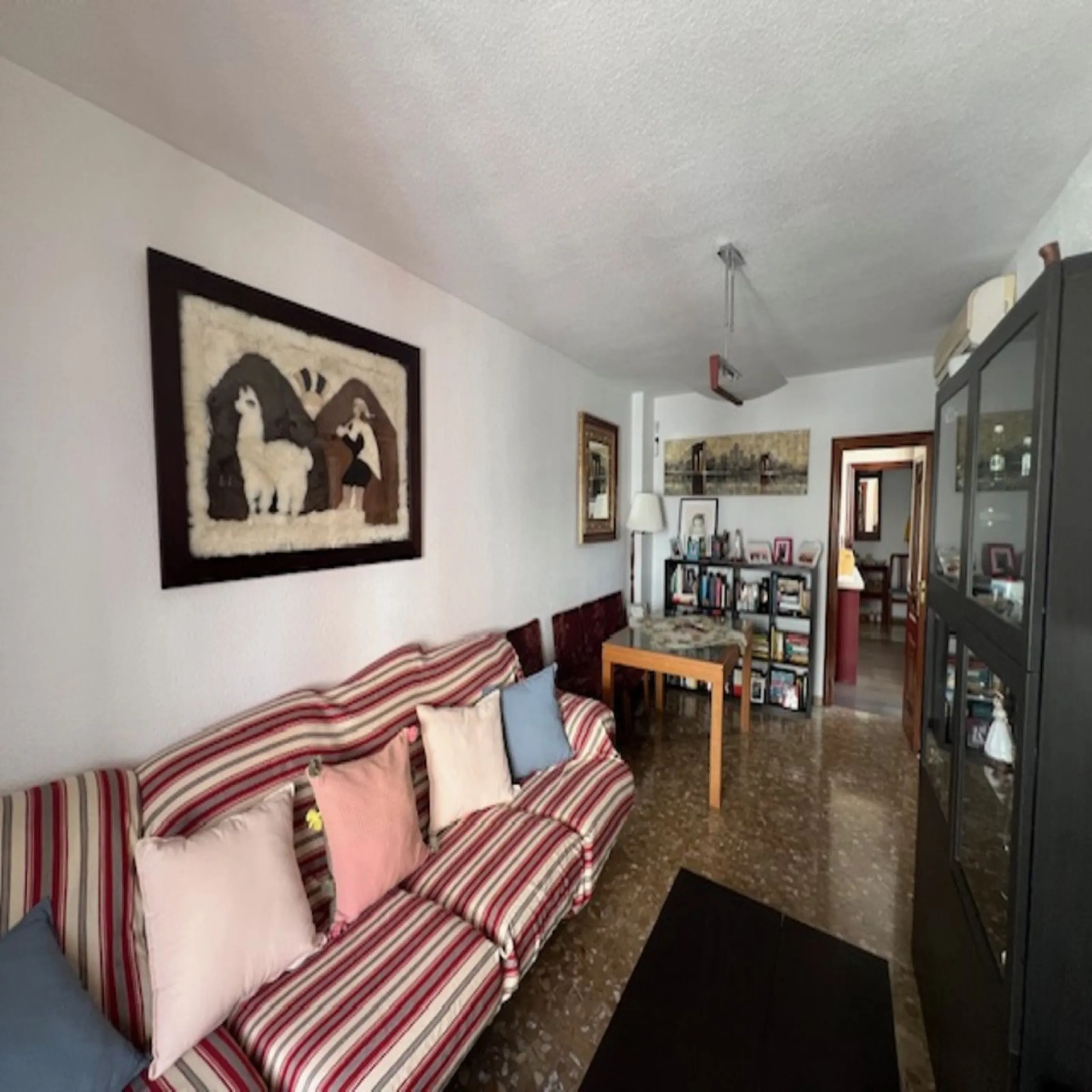 Do you want to live almost in the heart of Malaga but with the tranquility of the outdoors? This home is located in La Trinidad, just a 10-minute walk from downtown Malaga. Surrounded by businesses such as banks, restaurants, supermarkets, all kinds of sh