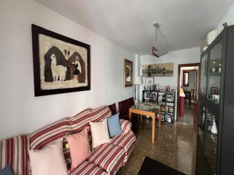 Do you want to live almost in the heart of Malaga but with the tranquility of the outdoors? This home is located in La Trinidad, just a 10-minute walk from downtown Malaga. Surrounded by businesses such as banks, restaurants, supermarkets, all kinds of sh