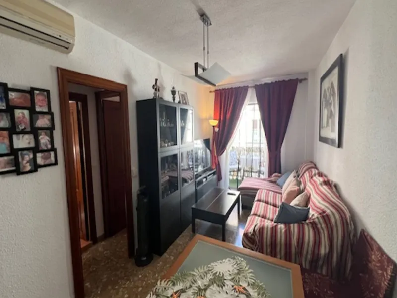 Do you want to live almost in the heart of Malaga but with the tranquility of the outdoors? This home is located in La Trinidad, just a 10-minute walk from downtown Malaga. Surrounded by businesses such as banks, restaurants, supermarkets, all kinds of sh