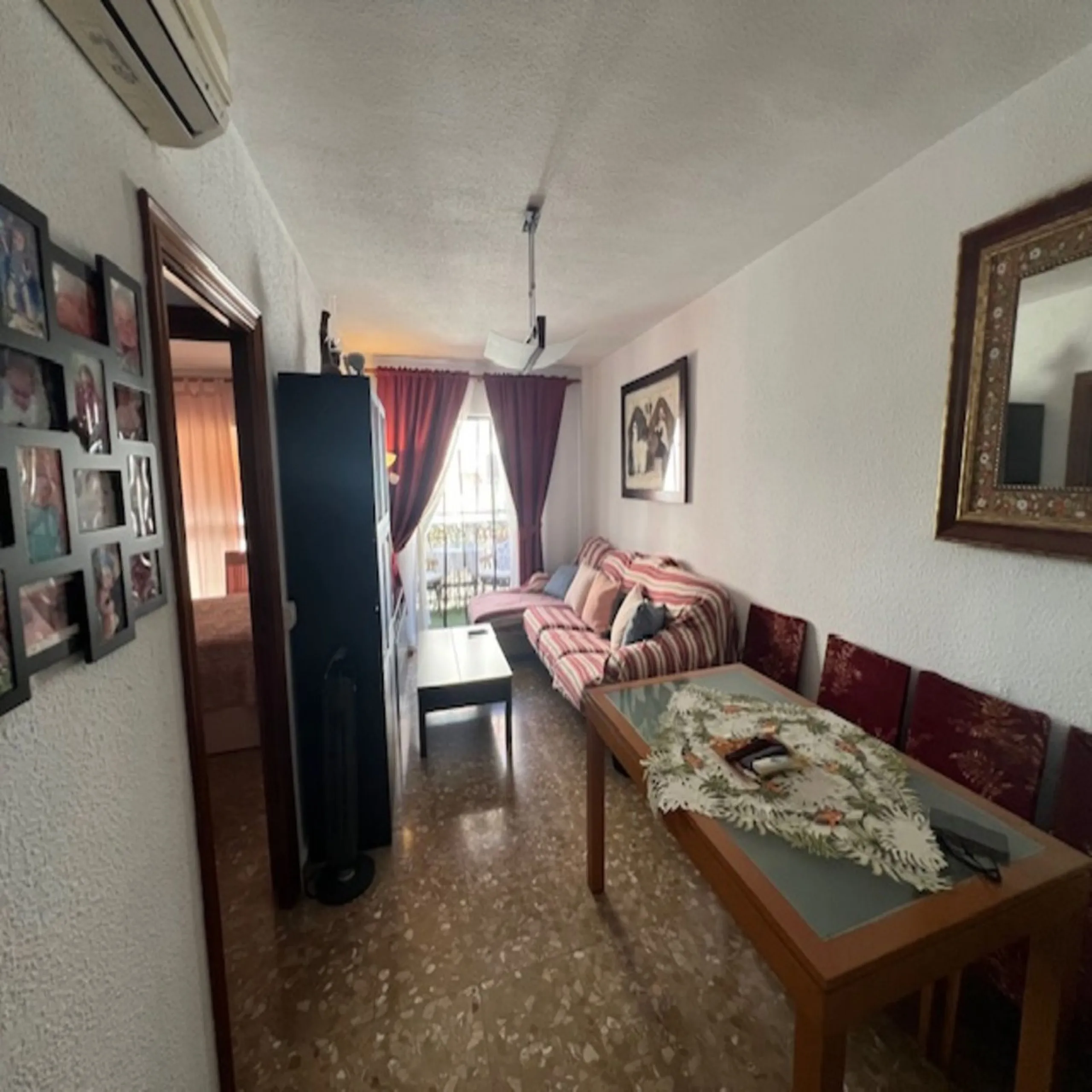 Do you want to live almost in the heart of Malaga but with the tranquility of the outdoors? This home is located in La Trinidad, just a 10-minute walk from downtown Malaga. Surrounded by businesses such as banks, restaurants, supermarkets, all kinds of sh