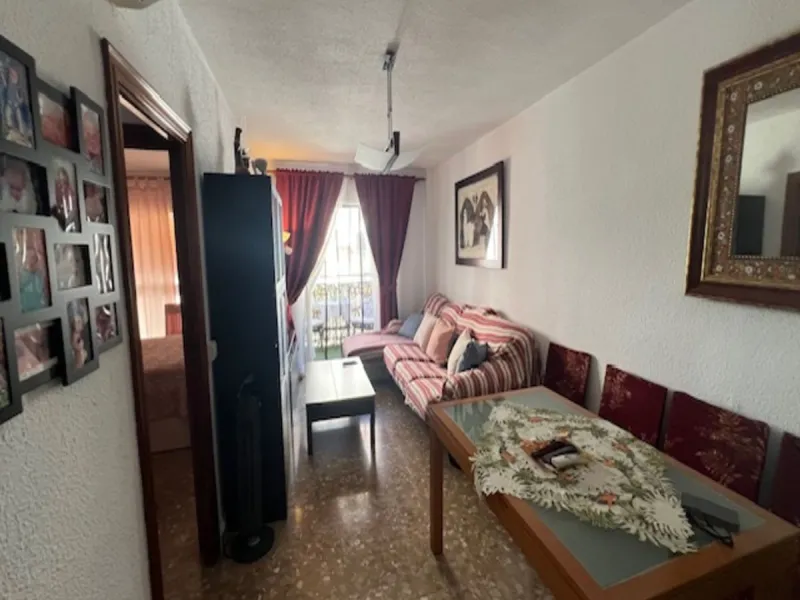 Do you want to live almost in the heart of Malaga but with the tranquility of the outdoors? This home is located in La Trinidad, just a 10-minute walk from downtown Malaga. Surrounded by businesses such as banks, restaurants, supermarkets, all kinds of sh
