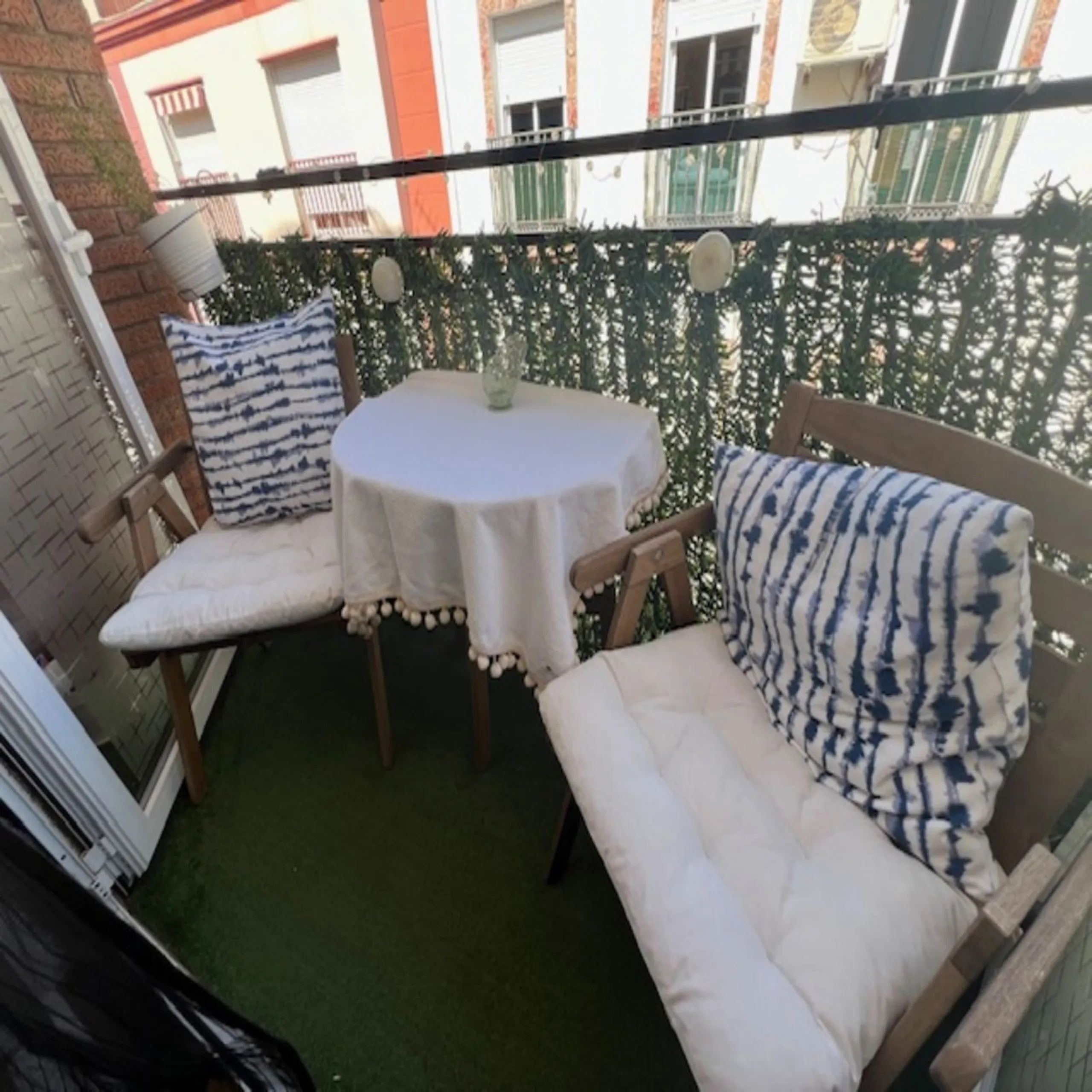 Do you want to live almost in the heart of Malaga but with the tranquility of the outdoors? This home is located in La Trinidad, just a 10-minute walk from downtown Malaga. Surrounded by businesses such as banks, restaurants, supermarkets, all kinds of sh