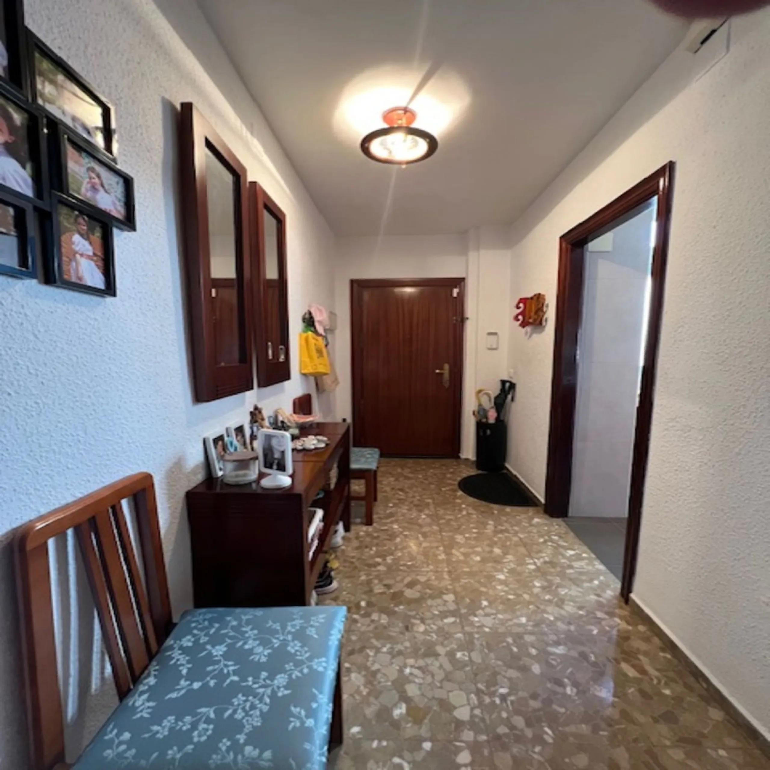 Do you want to live almost in the heart of Malaga but with the tranquility of the outdoors? This home is located in La Trinidad, just a 10-minute walk from downtown Malaga. Surrounded by businesses such as banks, restaurants, supermarkets, all kinds of sh