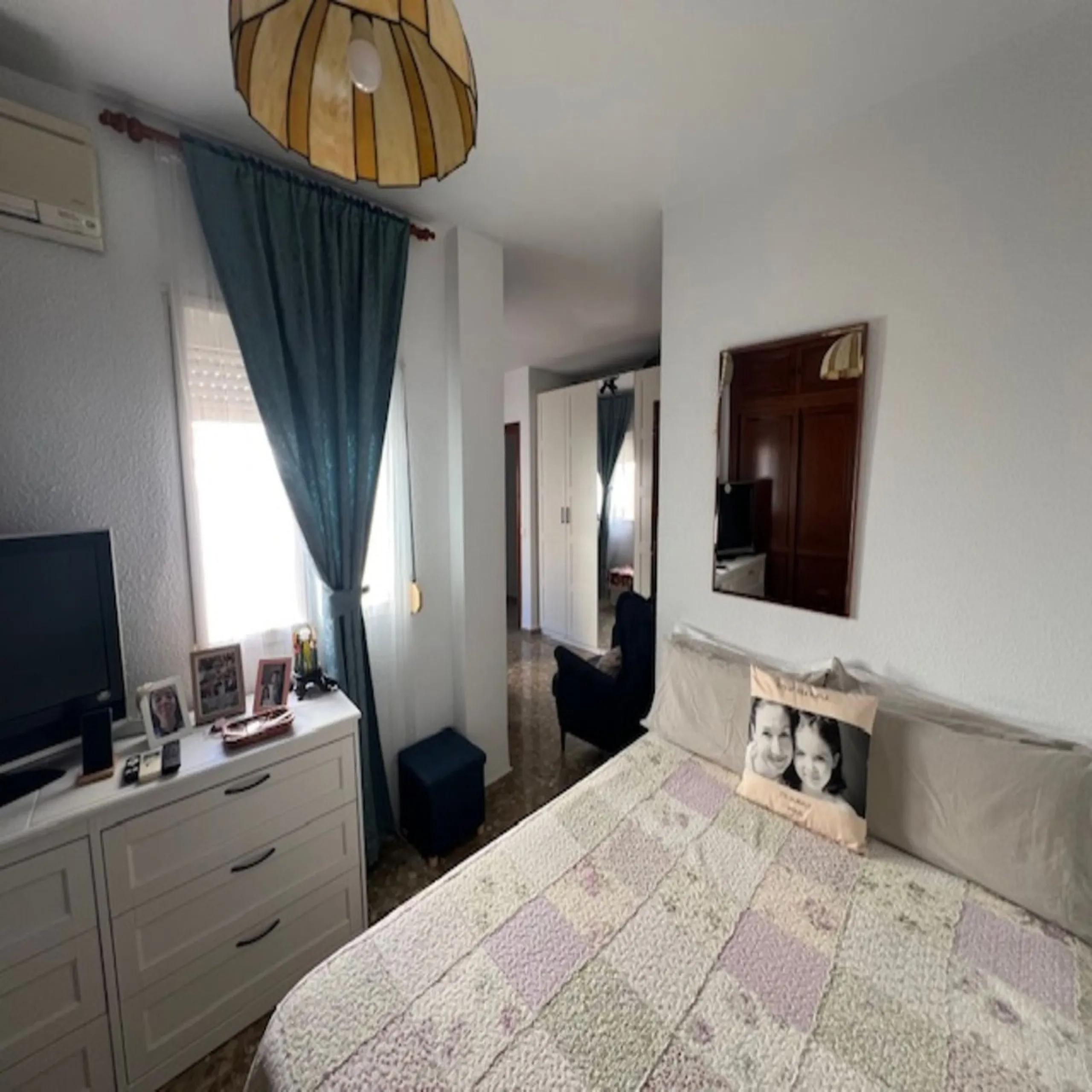 Do you want to live almost in the heart of Malaga but with the tranquility of the outdoors? This home is located in La Trinidad, just a 10-minute walk from downtown Malaga. Surrounded by businesses such as banks, restaurants, supermarkets, all kinds of sh