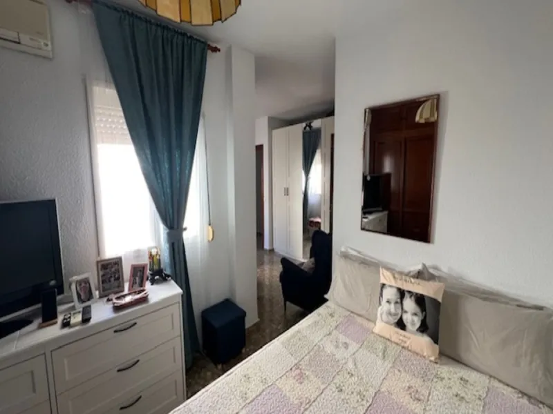Do you want to live almost in the heart of Malaga but with the tranquility of the outdoors? This home is located in La Trinidad, just a 10-minute walk from downtown Malaga. Surrounded by businesses such as banks, restaurants, supermarkets, all kinds of sh