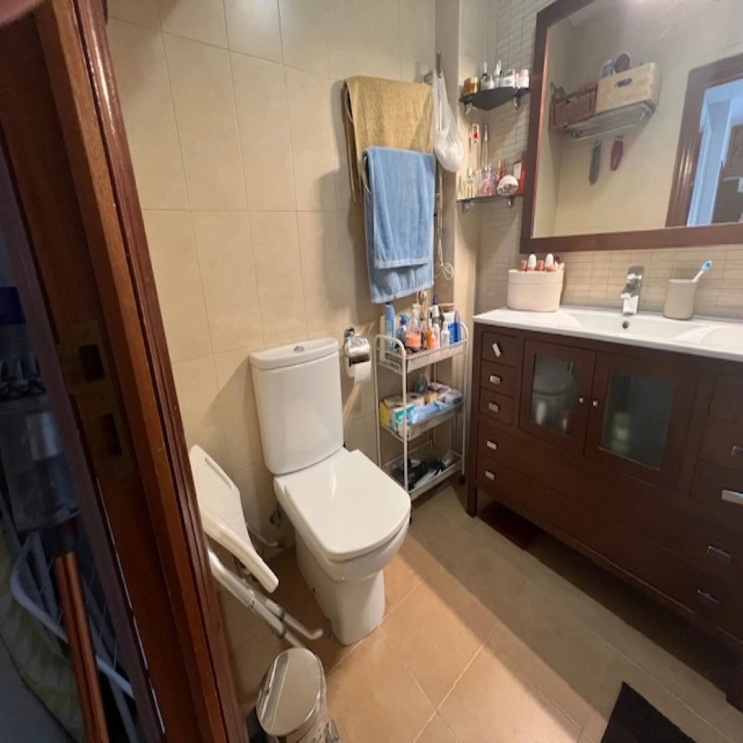 Do you want to live almost in the heart of Malaga but with the tranquility of the outdoors? This home is located in La Trinidad, just a 10-minute walk from downtown Malaga. Surrounded by businesses such as banks, restaurants, supermarkets, all kinds of sh