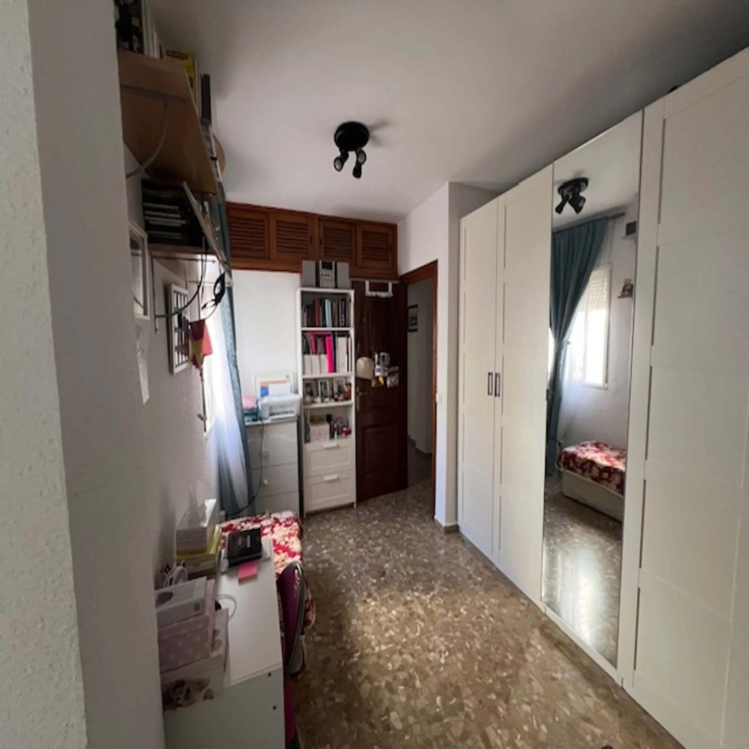 Do you want to live almost in the heart of Malaga but with the tranquility of the outdoors? This home is located in La Trinidad, just a 10-minute walk from downtown Malaga. Surrounded by businesses such as banks, restaurants, supermarkets, all kinds of sh