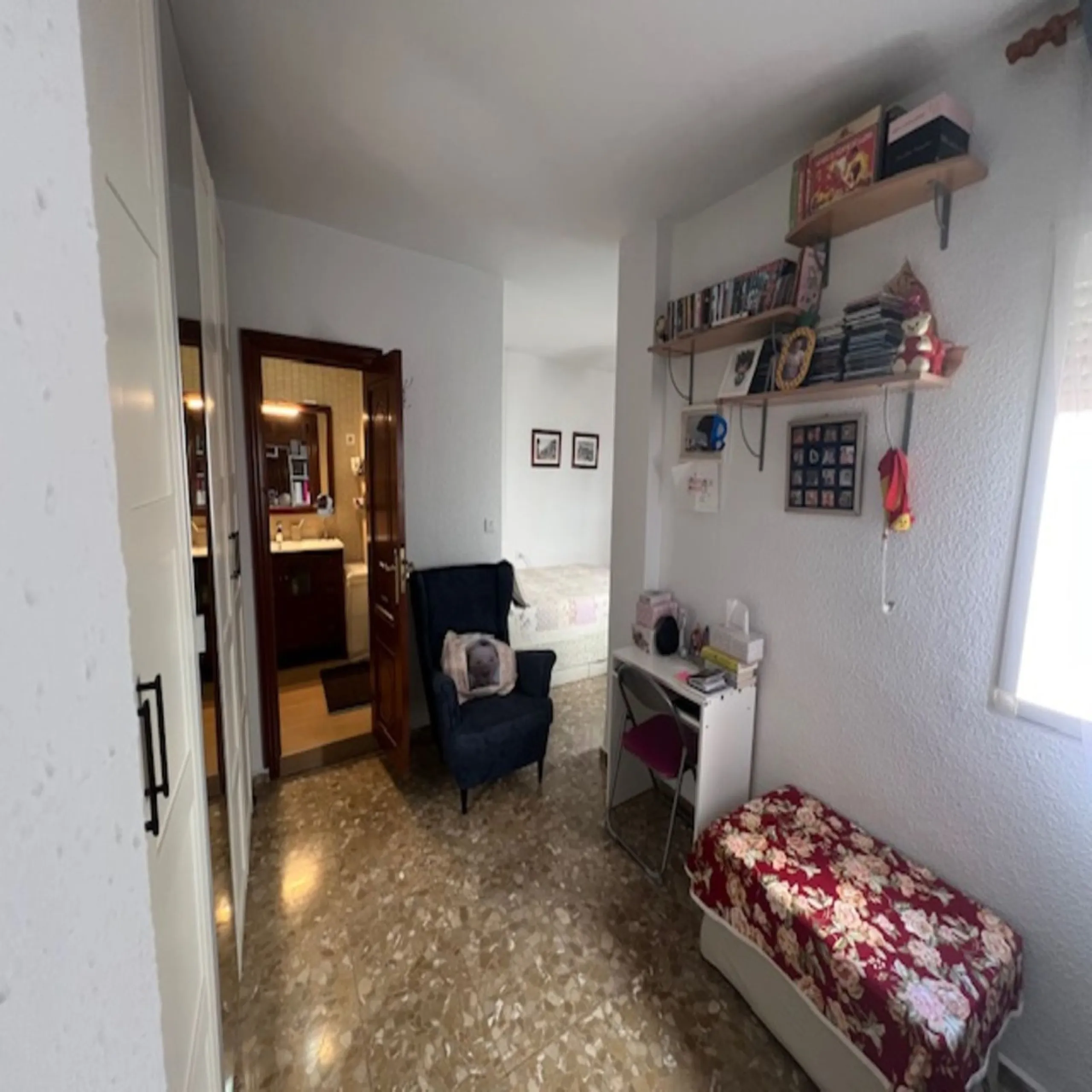 Do you want to live almost in the heart of Malaga but with the tranquility of the outdoors? This home is located in La Trinidad, just a 10-minute walk from downtown Malaga. Surrounded by businesses such as banks, restaurants, supermarkets, all kinds of sh