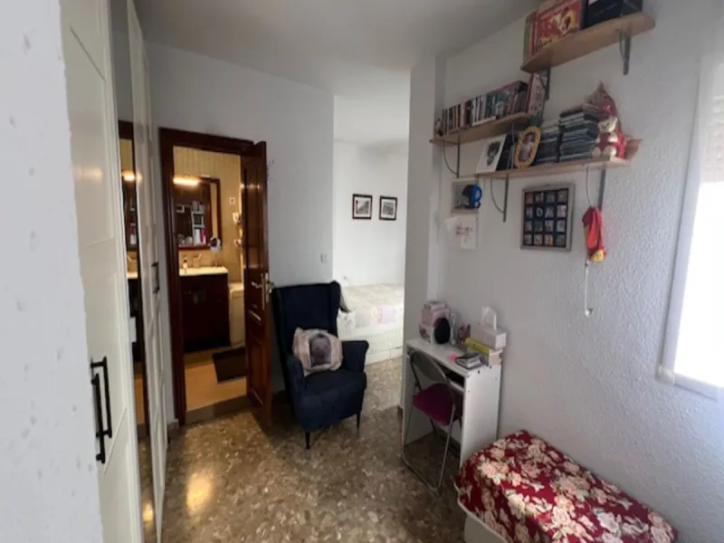 Do you want to live almost in the heart of Malaga but with the tranquility of the outdoors? This home is located in La Trinidad, just a 10-minute walk from downtown Malaga. Surrounded by businesses such as banks, restaurants, supermarkets, all kinds of sh