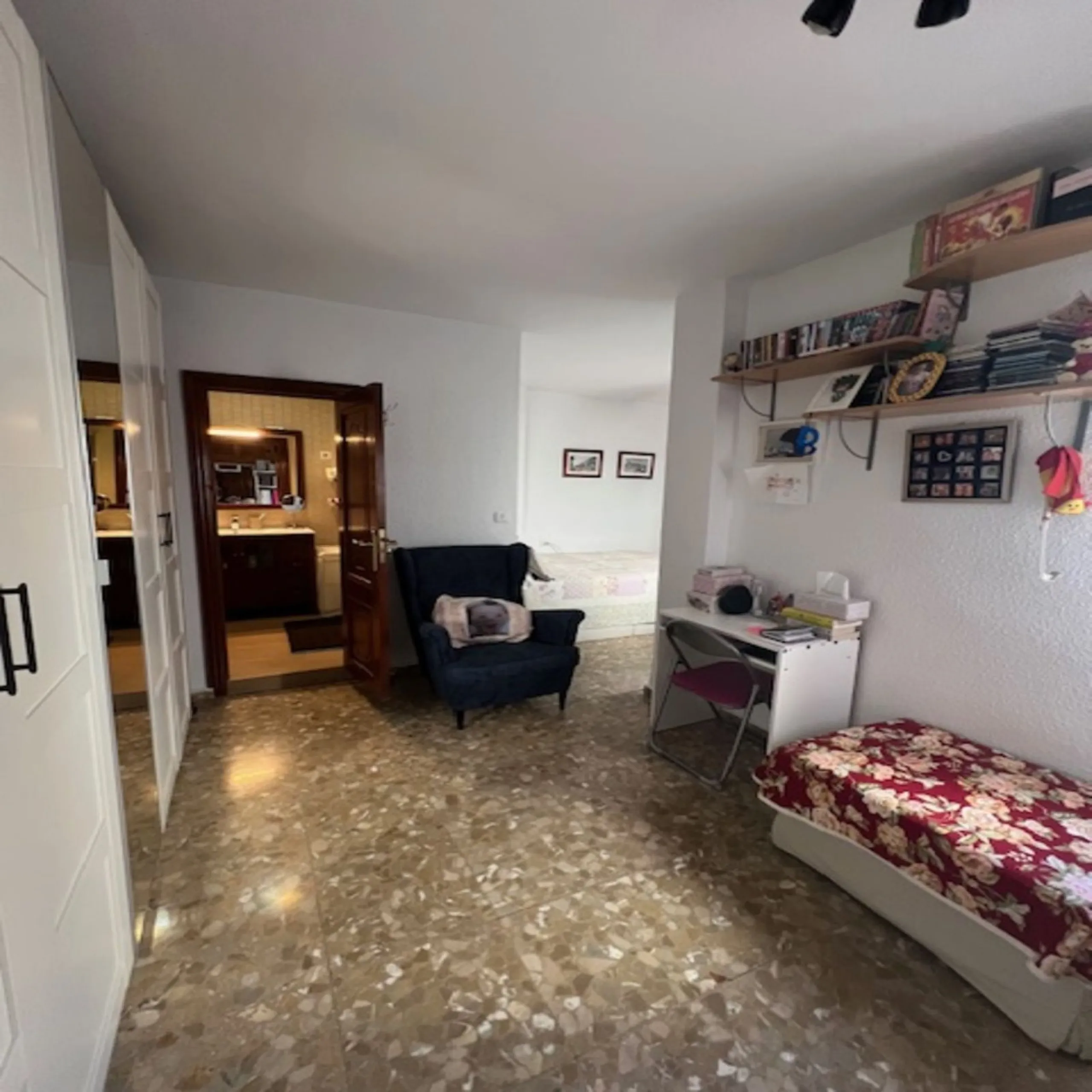 Do you want to live almost in the heart of Malaga but with the tranquility of the outdoors? This home is located in La Trinidad, just a 10-minute walk from downtown Malaga. Surrounded by businesses such as banks, restaurants, supermarkets, all kinds of sh