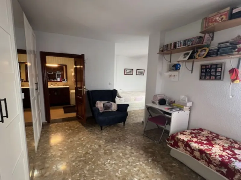 Do you want to live almost in the heart of Malaga but with the tranquility of the outdoors? This home is located in La Trinidad, just a 10-minute walk from downtown Malaga. Surrounded by businesses such as banks, restaurants, supermarkets, all kinds of sh