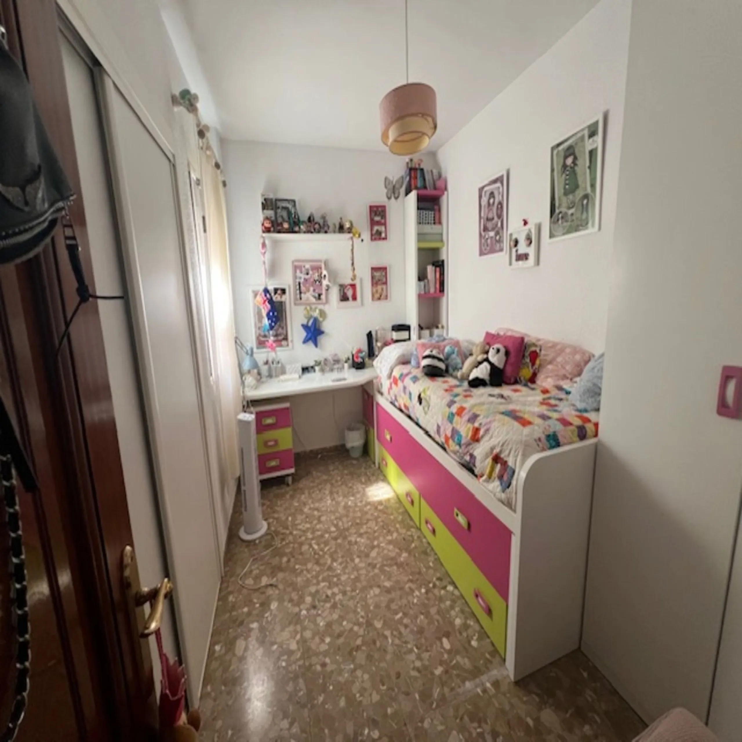Do you want to live almost in the heart of Malaga but with the tranquility of the outdoors? This home is located in La Trinidad, just a 10-minute walk from downtown Malaga. Surrounded by businesses such as banks, restaurants, supermarkets, all kinds of sh