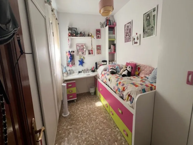 Do you want to live almost in the heart of Malaga but with the tranquility of the outdoors? This home is located in La Trinidad, just a 10-minute walk from downtown Malaga. Surrounded by businesses such as banks, restaurants, supermarkets, all kinds of sh