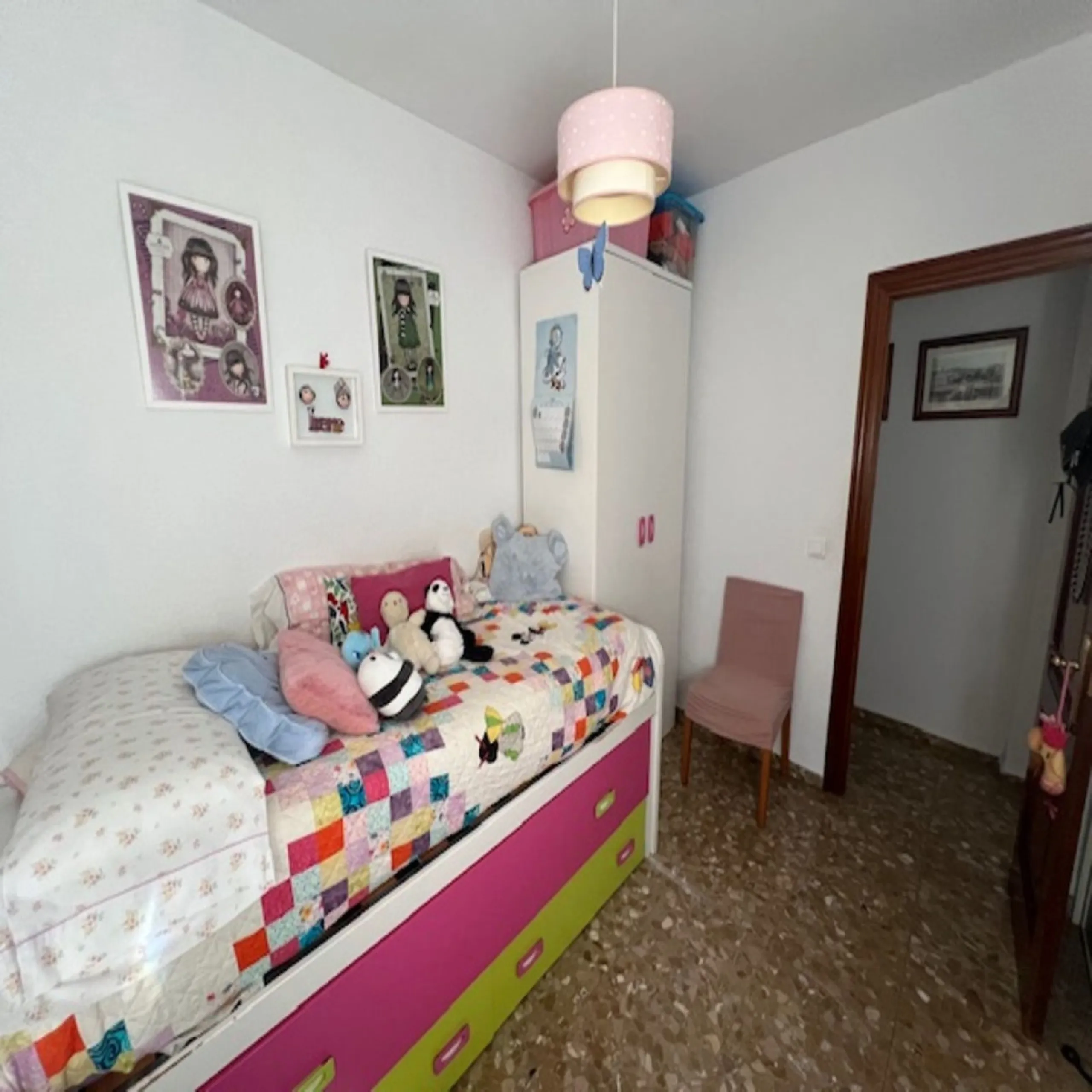 Do you want to live almost in the heart of Malaga but with the tranquility of the outdoors? This home is located in La Trinidad, just a 10-minute walk from downtown Malaga. Surrounded by businesses such as banks, restaurants, supermarkets, all kinds of sh