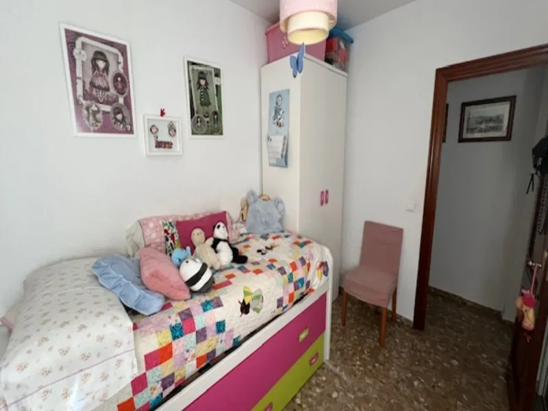 Do you want to live almost in the heart of Malaga but with the tranquility of the outdoors? This home is located in La Trinidad, just a 10-minute walk from downtown Malaga. Surrounded by businesses such as banks, restaurants, supermarkets, all kinds of sh