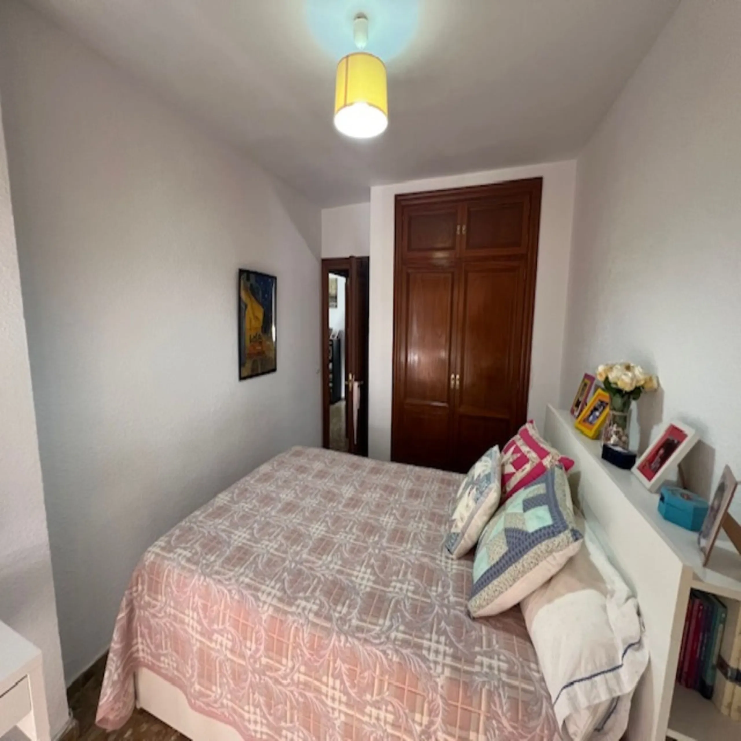 Do you want to live almost in the heart of Malaga but with the tranquility of the outdoors? This home is located in La Trinidad, just a 10-minute walk from downtown Malaga. Surrounded by businesses such as banks, restaurants, supermarkets, all kinds of sh