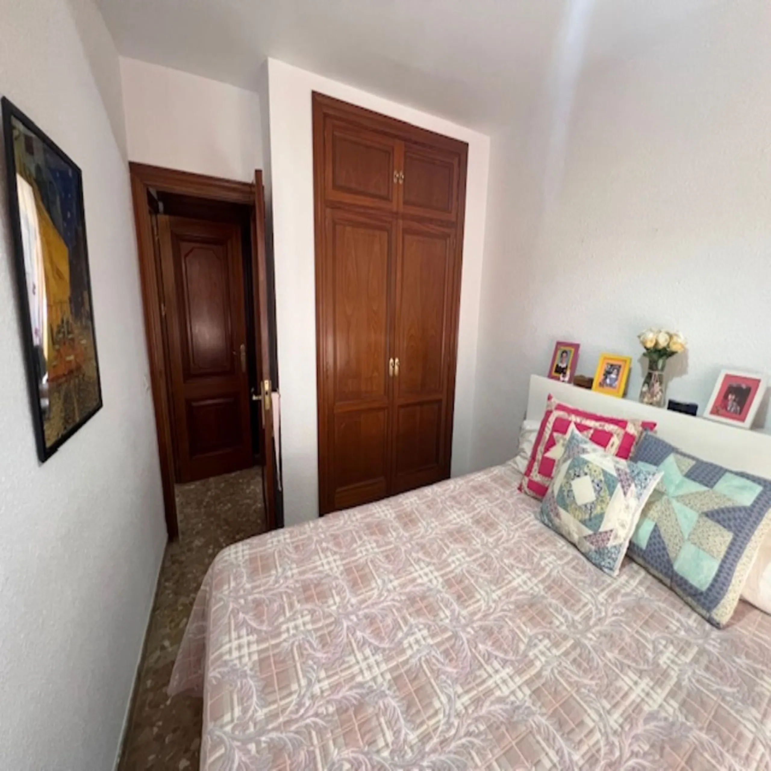 Do you want to live almost in the heart of Malaga but with the tranquility of the outdoors? This home is located in La Trinidad, just a 10-minute walk from downtown Malaga. Surrounded by businesses such as banks, restaurants, supermarkets, all kinds of sh