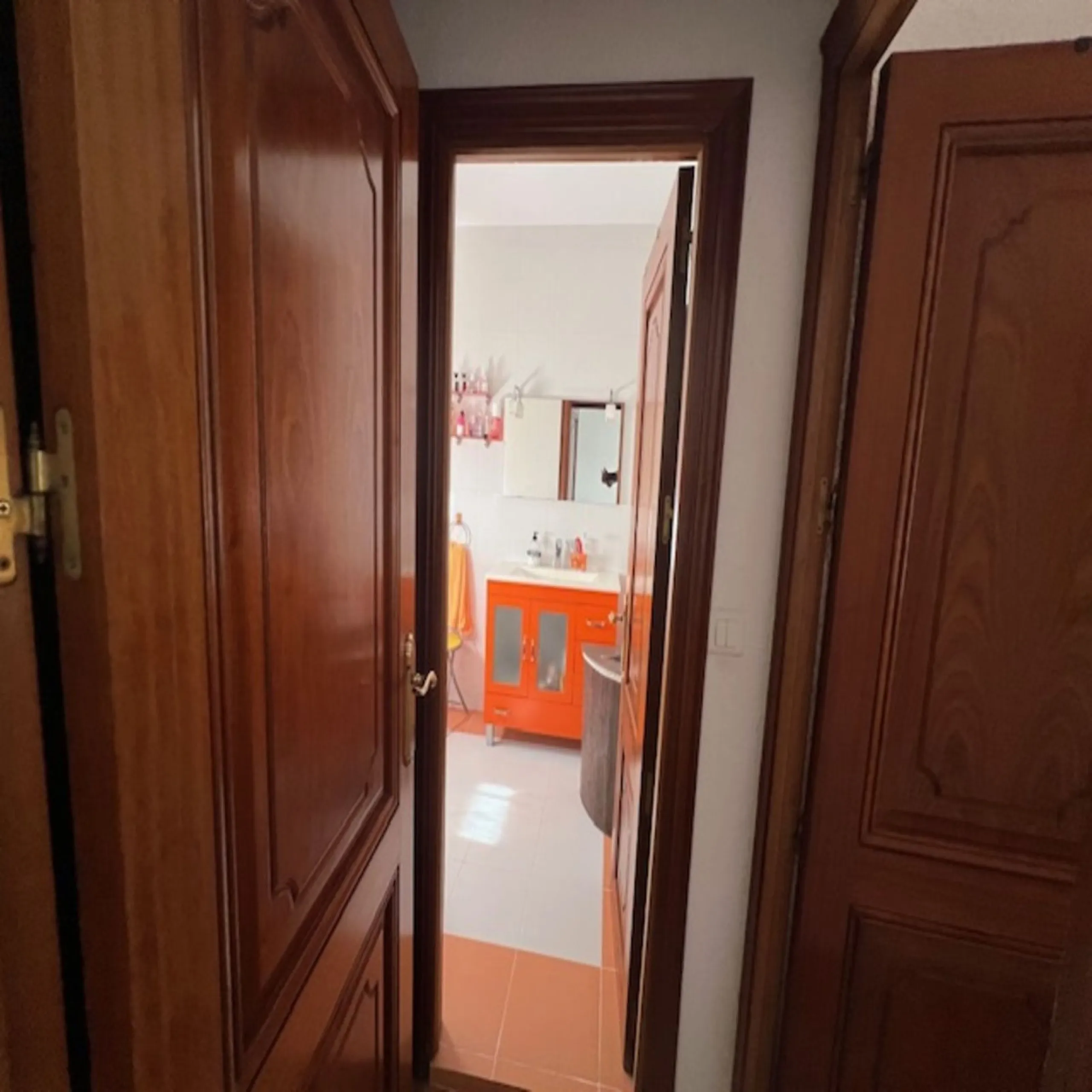 Do you want to live almost in the heart of Malaga but with the tranquility of the outdoors? This home is located in La Trinidad, just a 10-minute walk from downtown Malaga. Surrounded by businesses such as banks, restaurants, supermarkets, all kinds of sh