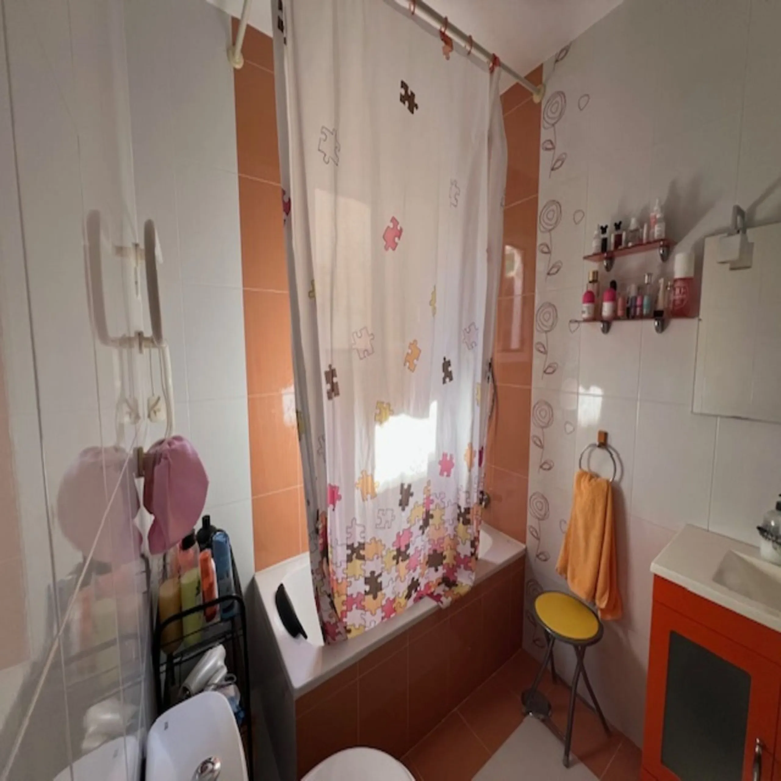Do you want to live almost in the heart of Malaga but with the tranquility of the outdoors? This home is located in La Trinidad, just a 10-minute walk from downtown Malaga. Surrounded by businesses such as banks, restaurants, supermarkets, all kinds of sh
