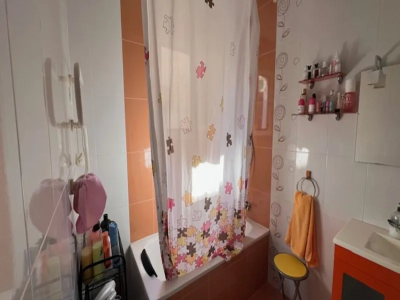 Do you want to live almost in the heart of Malaga but with the tranquility of the outdoors? This home is located in La Trinidad, just a 10-minute walk from downtown Malaga. Surrounded by businesses such as banks, restaurants, supermarkets, all kinds of sh