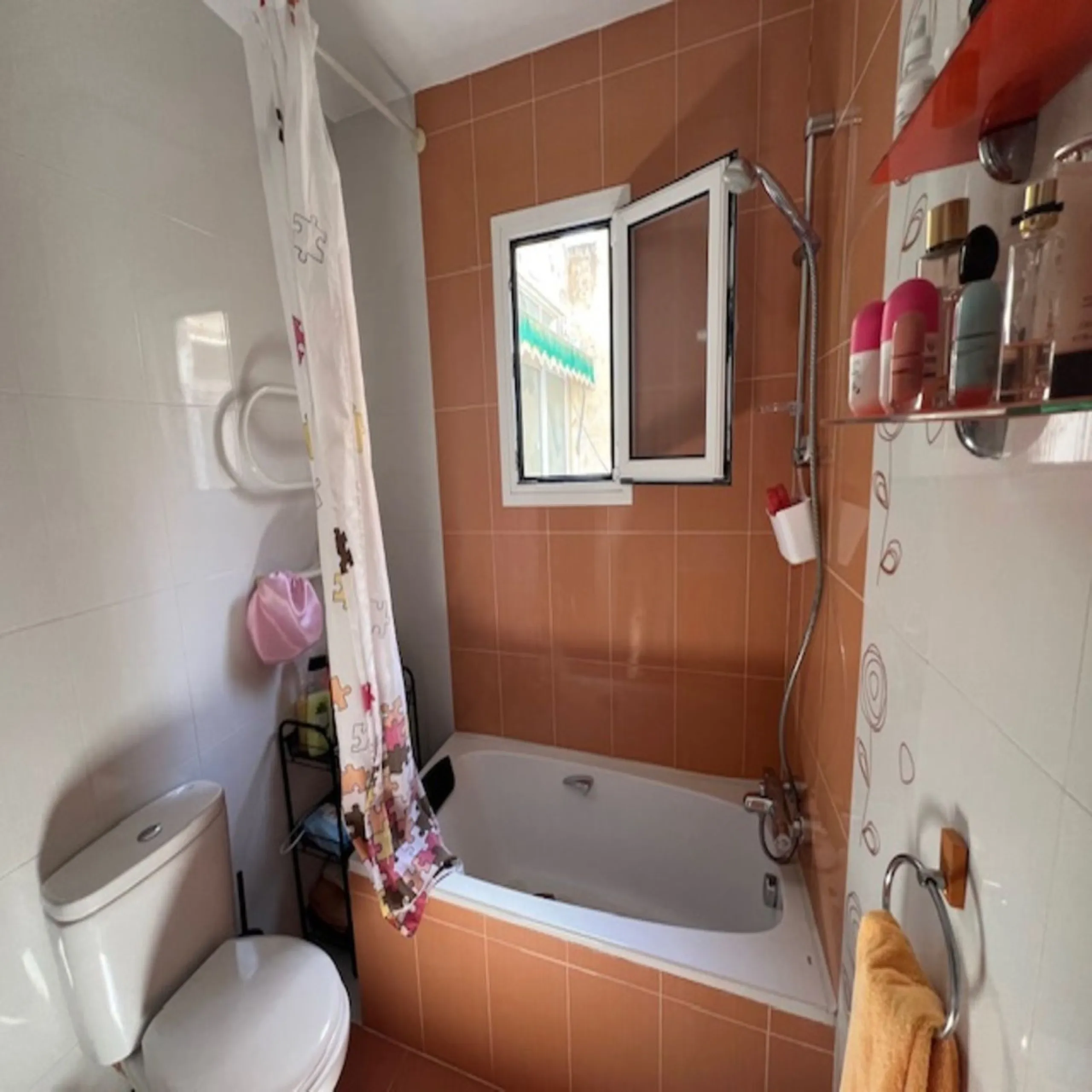 Do you want to live almost in the heart of Malaga but with the tranquility of the outdoors? This home is located in La Trinidad, just a 10-minute walk from downtown Malaga. Surrounded by businesses such as banks, restaurants, supermarkets, all kinds of sh