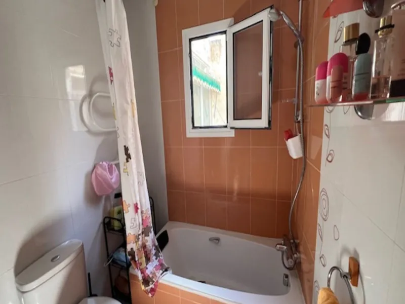 Do you want to live almost in the heart of Malaga but with the tranquility of the outdoors? This home is located in La Trinidad, just a 10-minute walk from downtown Malaga. Surrounded by businesses such as banks, restaurants, supermarkets, all kinds of sh