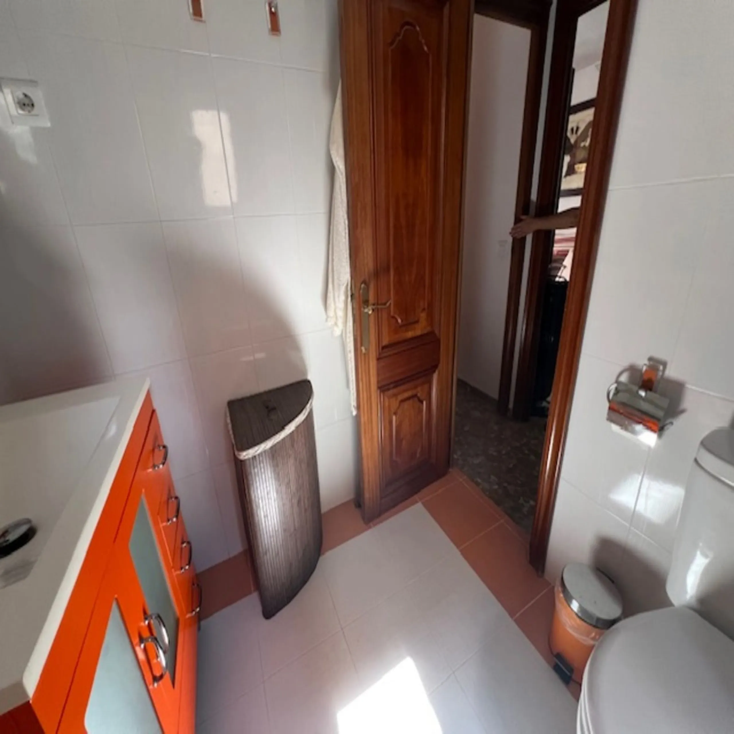 Do you want to live almost in the heart of Malaga but with the tranquility of the outdoors? This home is located in La Trinidad, just a 10-minute walk from downtown Malaga. Surrounded by businesses such as banks, restaurants, supermarkets, all kinds of sh
