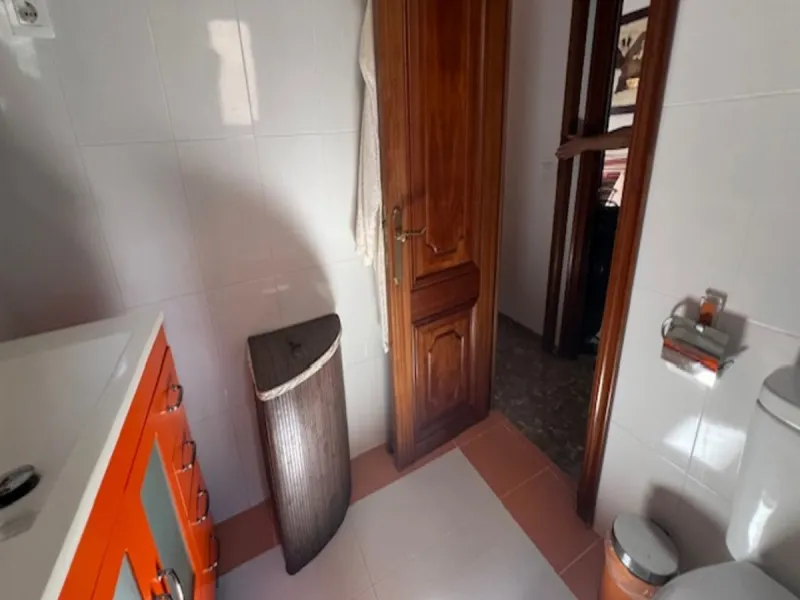 Do you want to live almost in the heart of Malaga but with the tranquility of the outdoors? This home is located in La Trinidad, just a 10-minute walk from downtown Malaga. Surrounded by businesses such as banks, restaurants, supermarkets, all kinds of sh