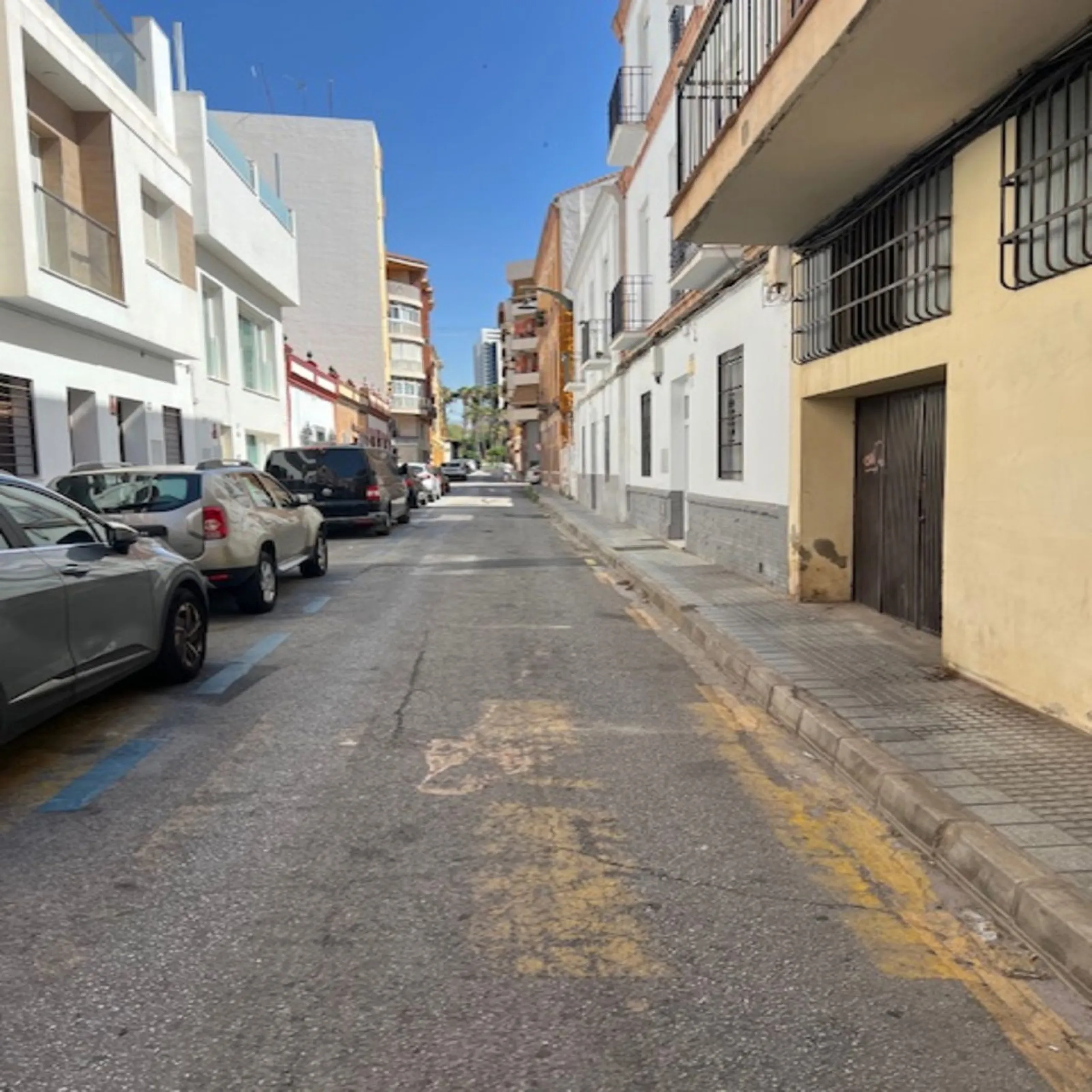 Do you want to live almost in the heart of Malaga but with the tranquility of the outdoors? This home is located in La Trinidad, just a 10-minute walk from downtown Malaga. Surrounded by businesses such as banks, restaurants, supermarkets, all kinds of sh