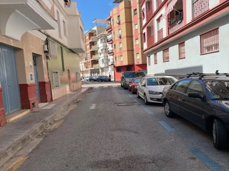 Do you want to live almost in the heart of Malaga but with the tranquility of the outdoors? This home is located in La Trinidad, just a 10-minute walk from downtown Malaga. Surrounded by businesses such as banks, restaurants, supermarkets, all kinds of sh